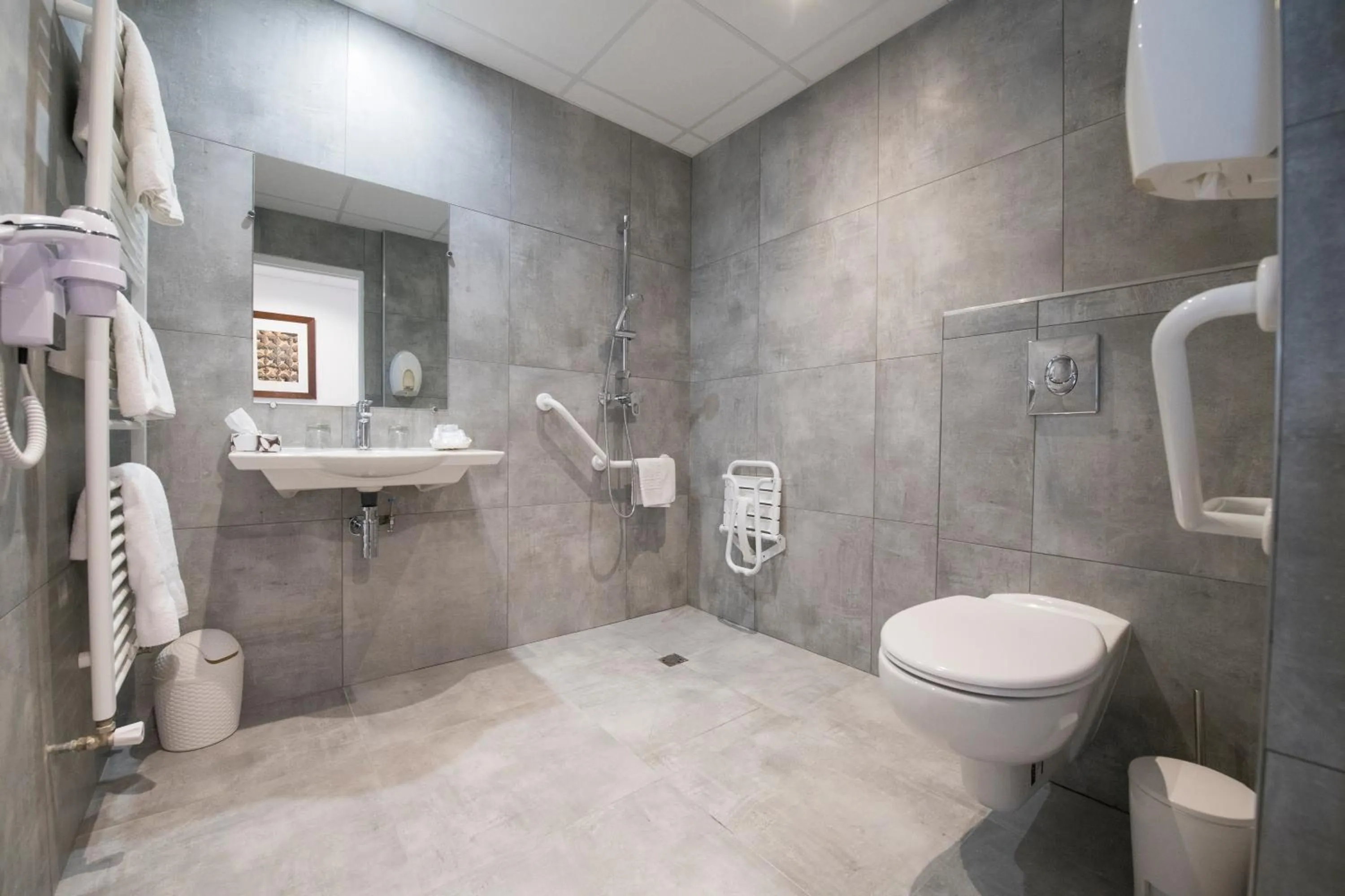 Facility for disabled guests in The Originals City, Hôtel Chantecler, Le Mans