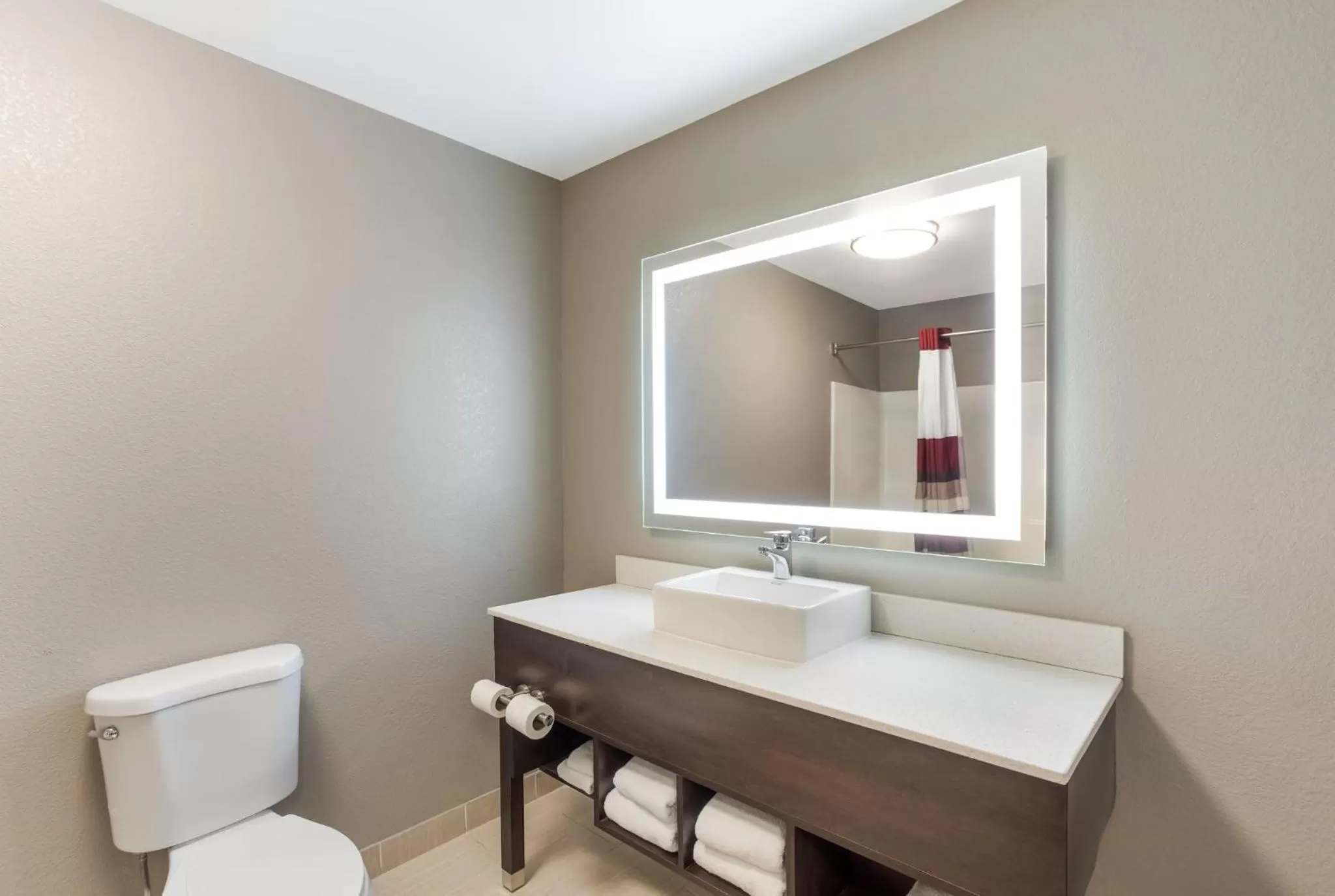 Bathroom in Red Roof Inn & Suites Corbin