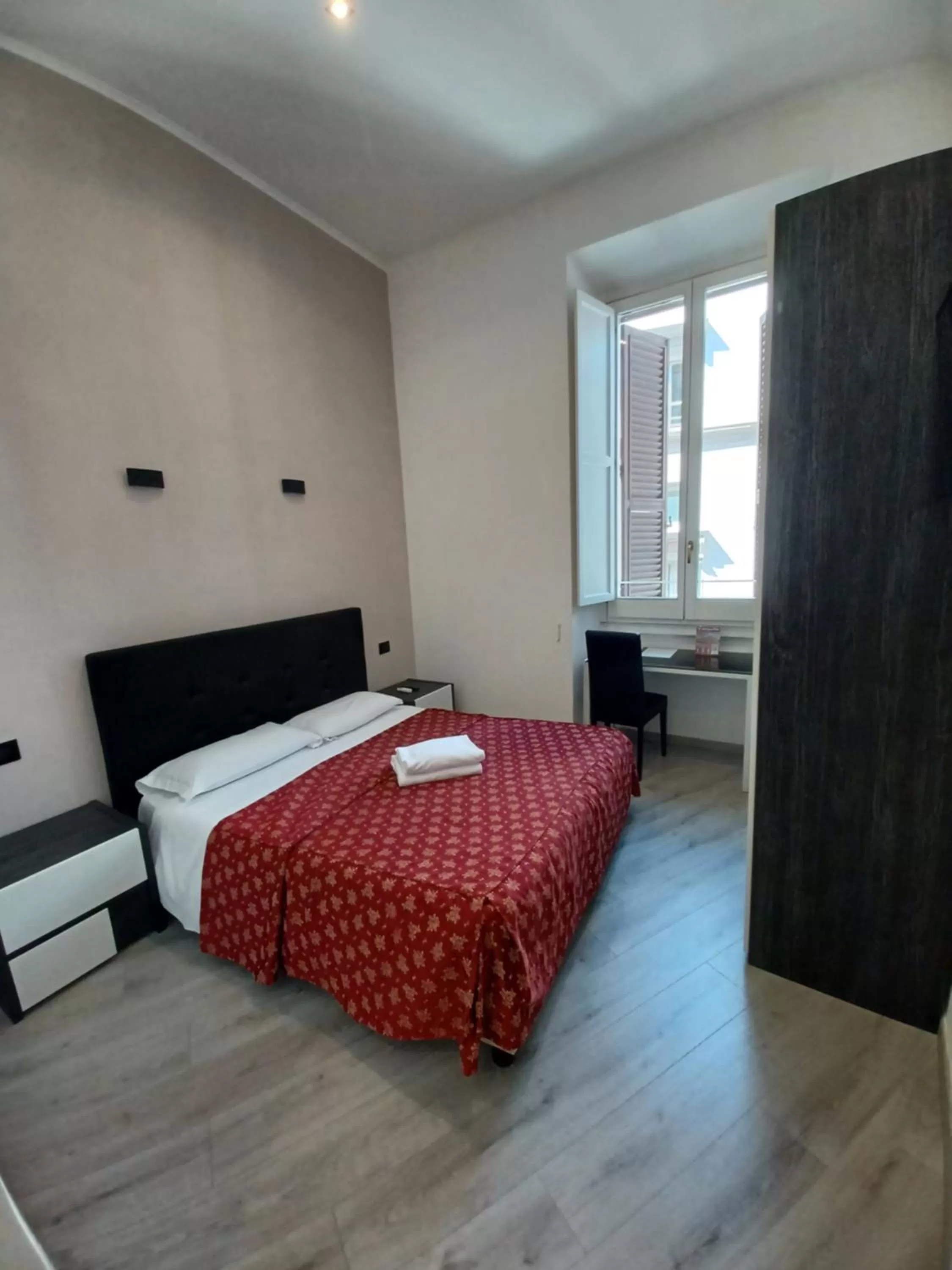 View (from property/room), Bed in Hotel Mimosa Pantheon