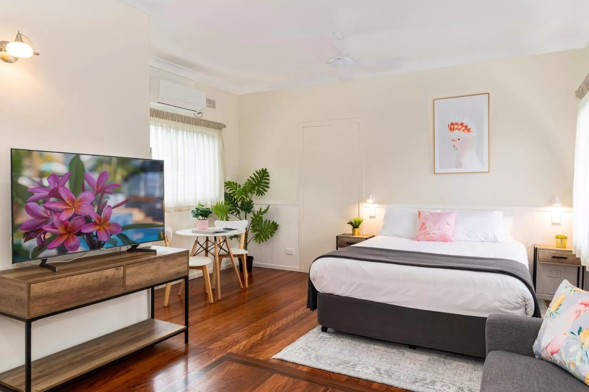 Deluxe Double Room in Pacific Motel 02