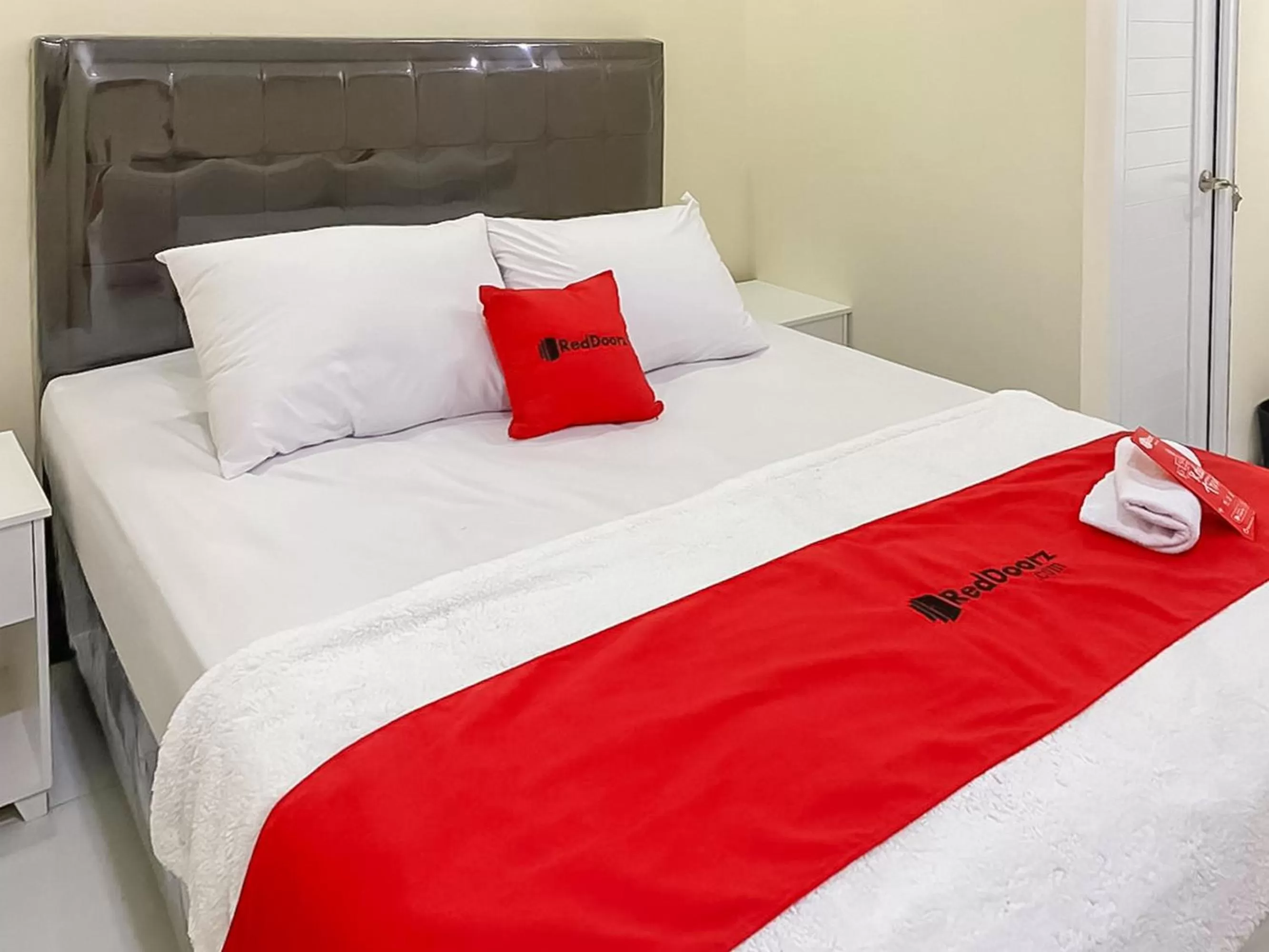 Bed in RedDoorz Syariah near PKOR Lampung