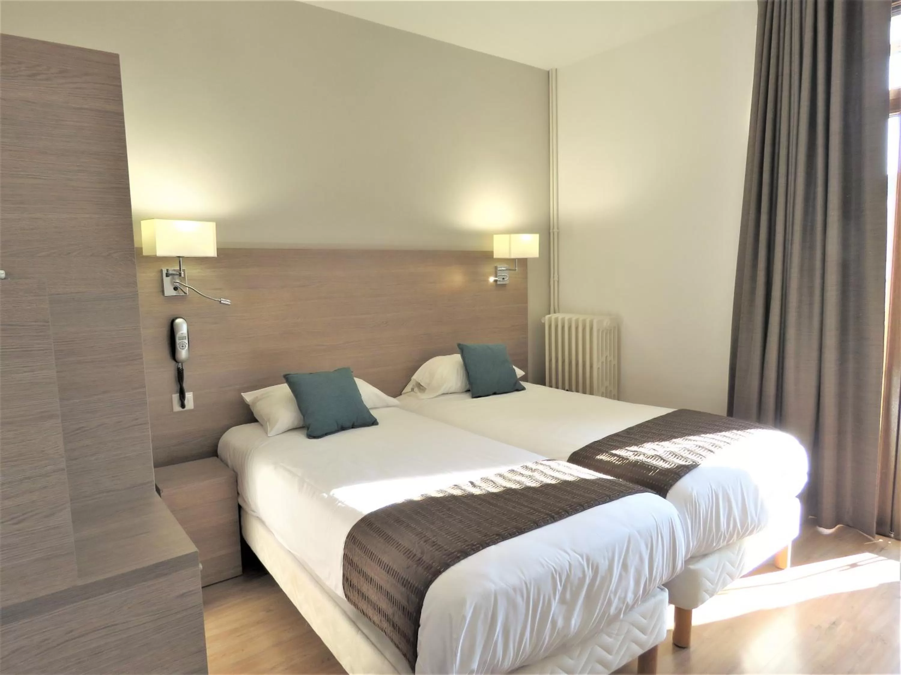 Bed in Logis Hôtel Restaurant Le Cours