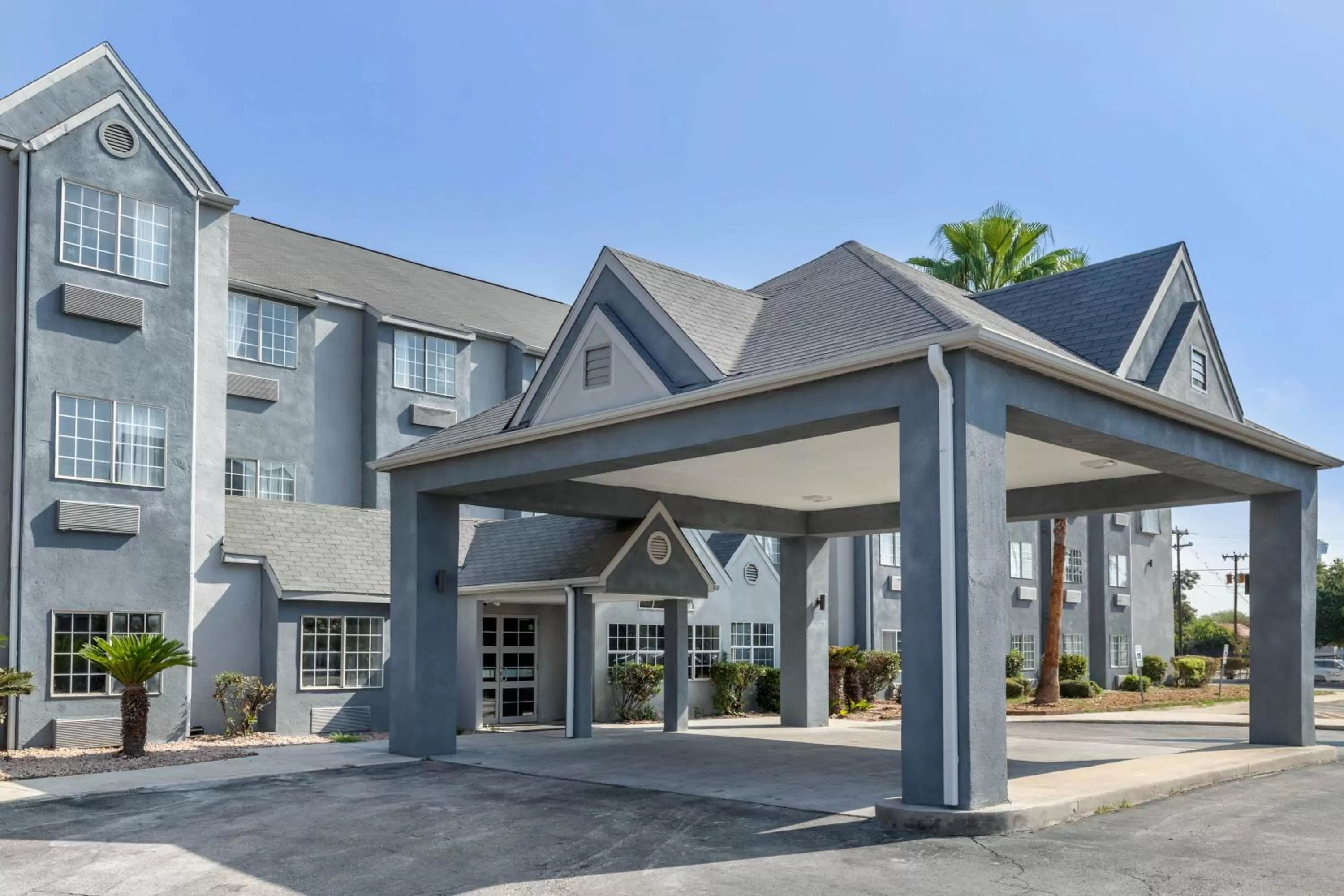 Property Building in Quality Inn Downtown - near Market Square