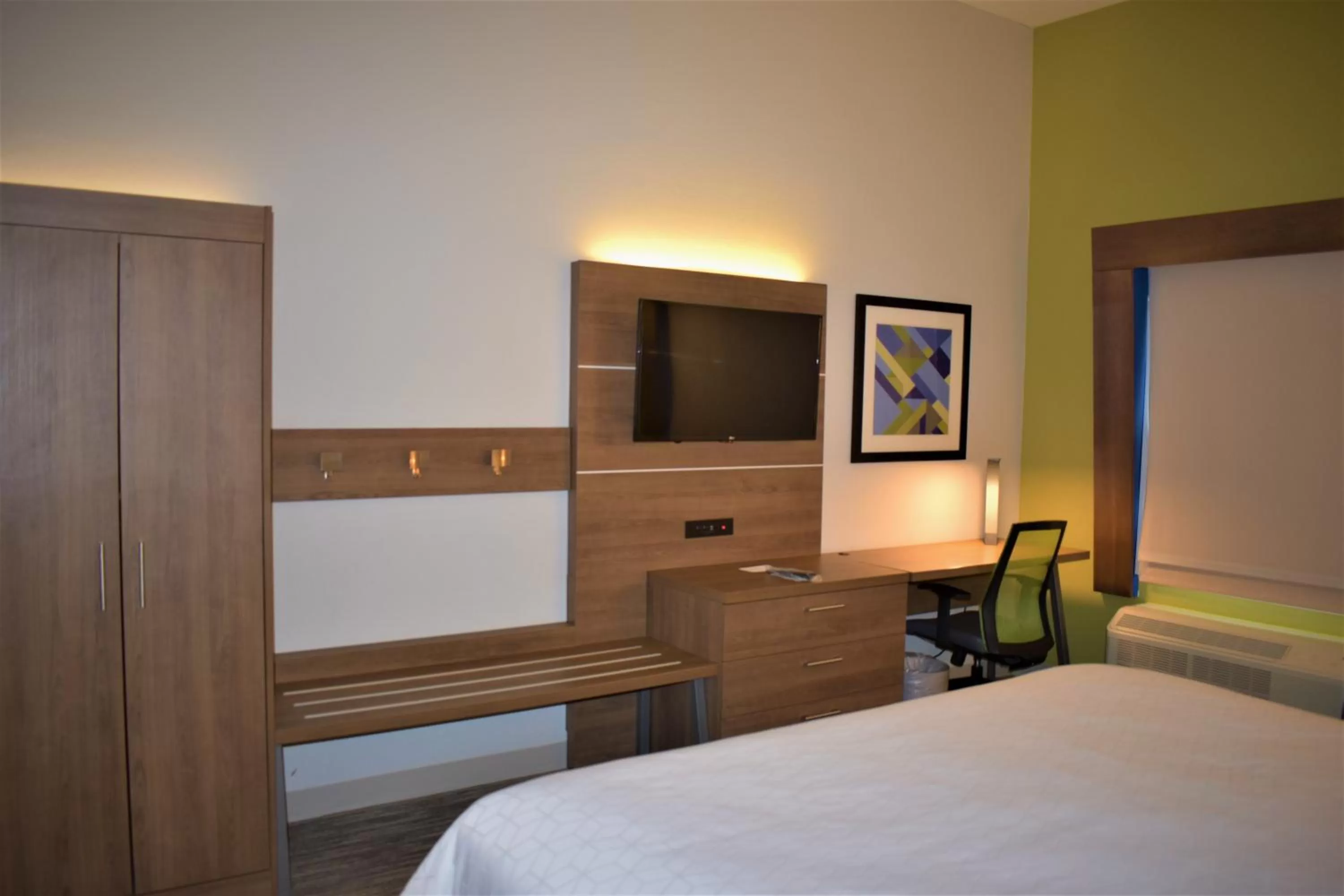 Bedroom, Bed in Holiday Inn Express & Suites - Gettysburg by IHG