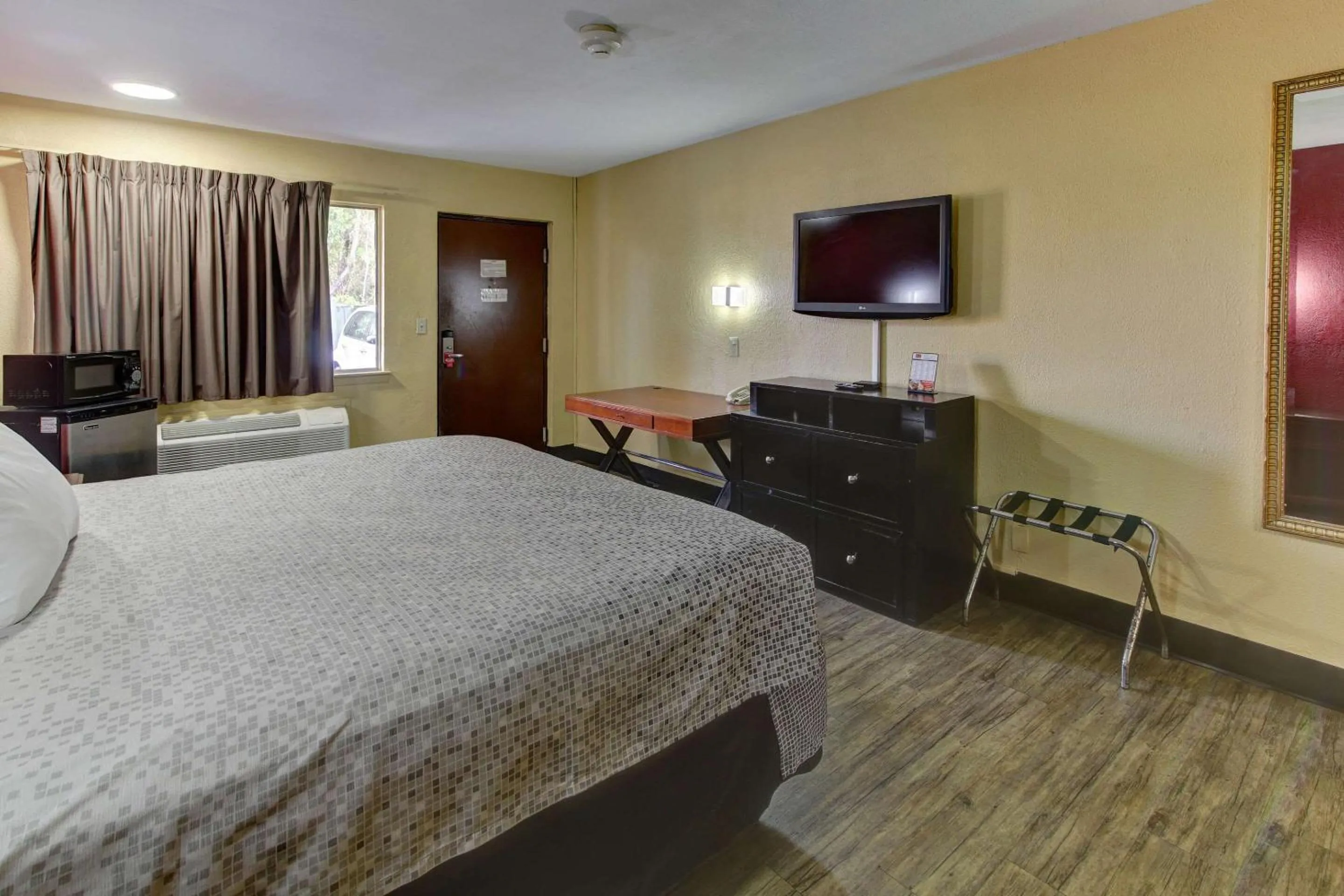 Bedroom, Bed in Econo Lodge Virginia Beach Town Center