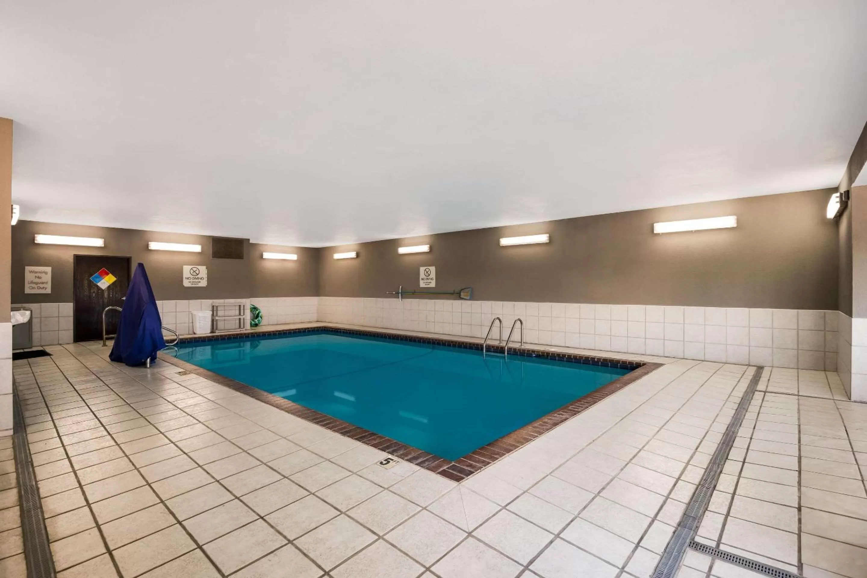 Swimming pool in Quality Inn Des Moines North