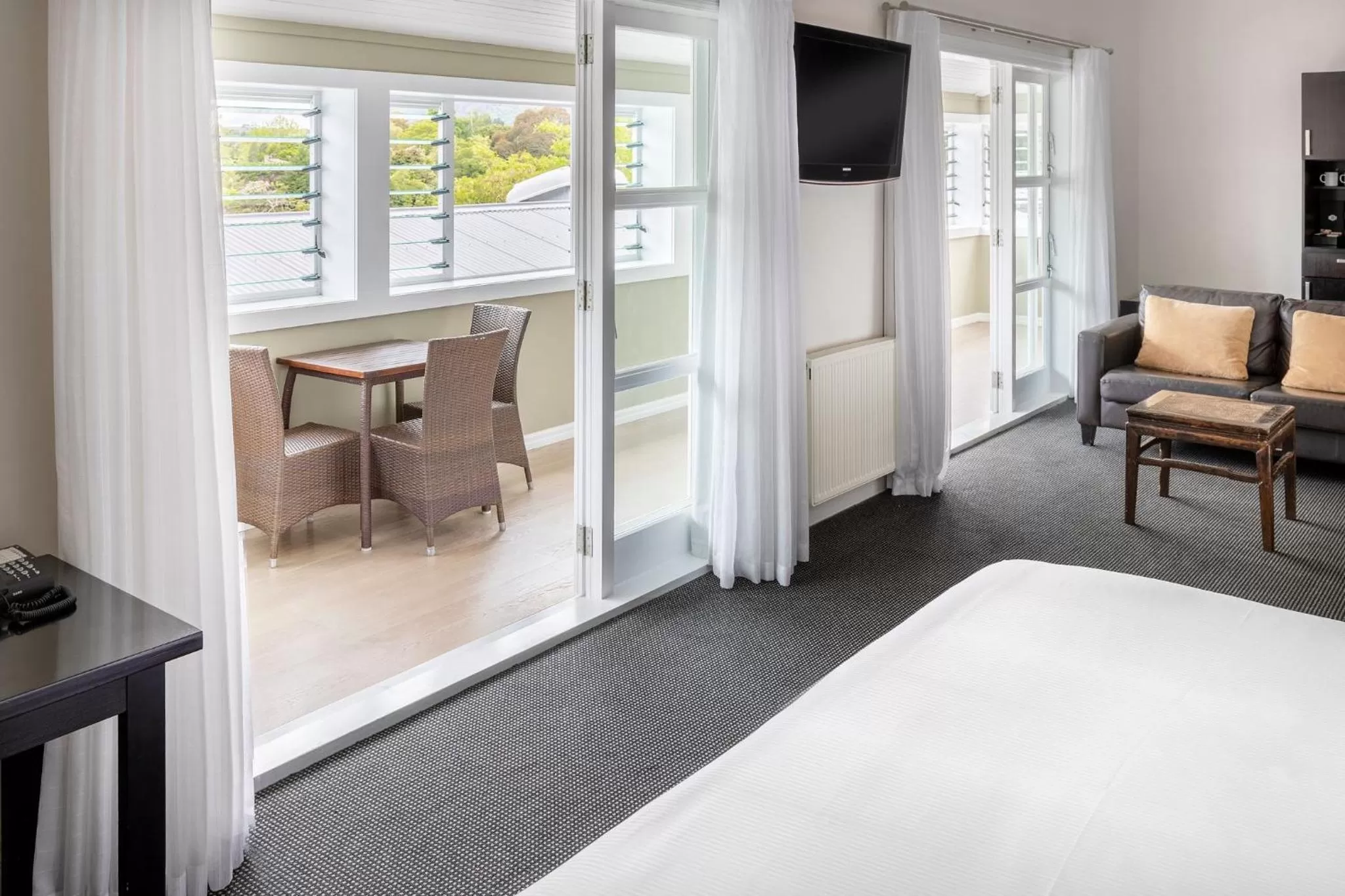 Balcony/Terrace, Bed in Hilton Lake Taupo