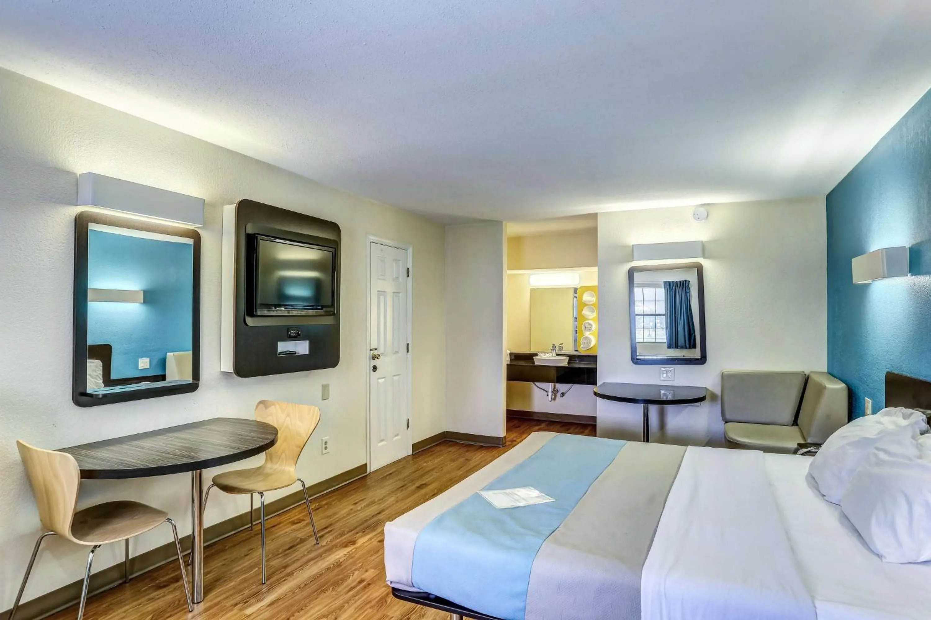 TV and multimedia, Bed in Motel 6-Dickson, TN