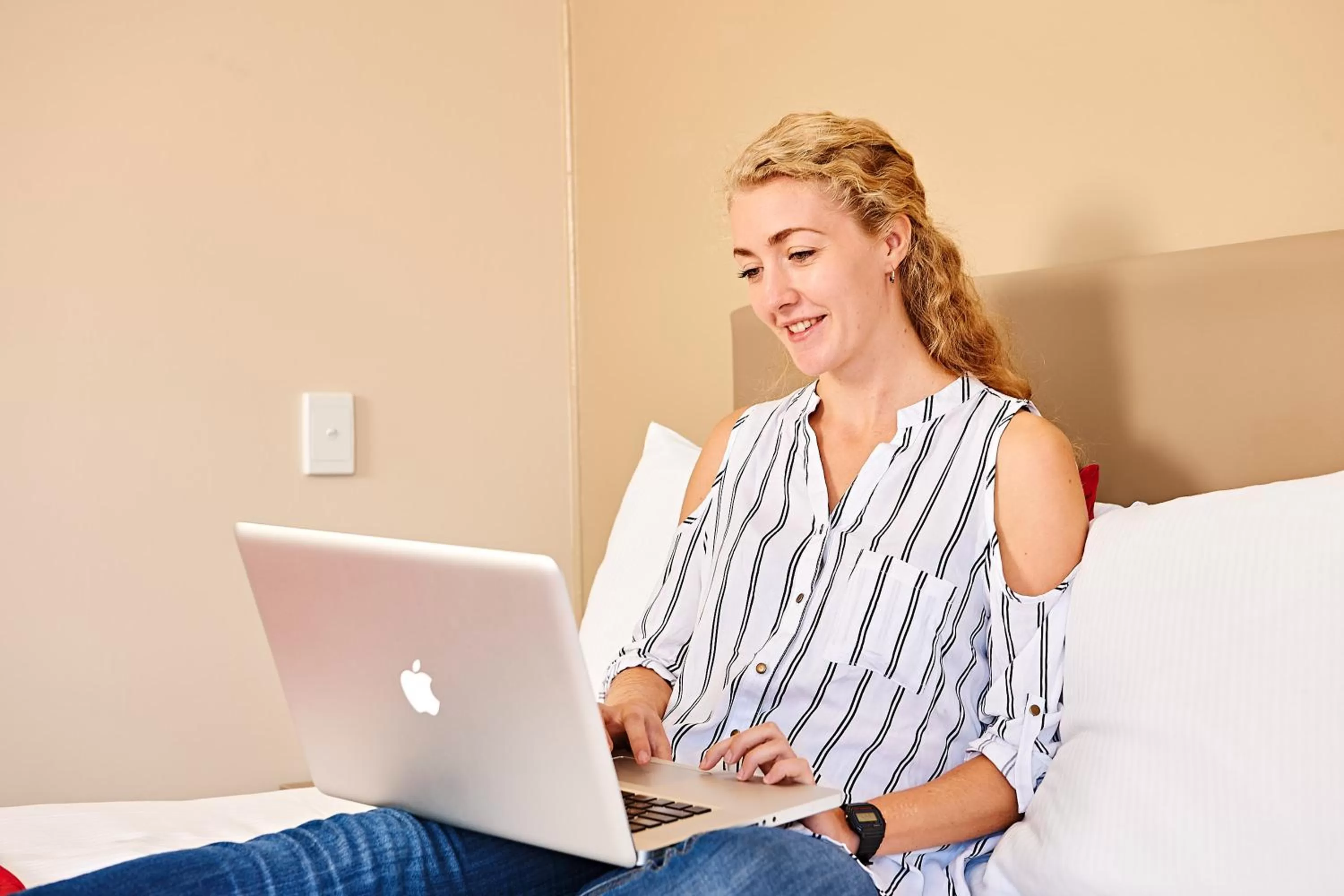 Bed in Auckland Airport Lodge