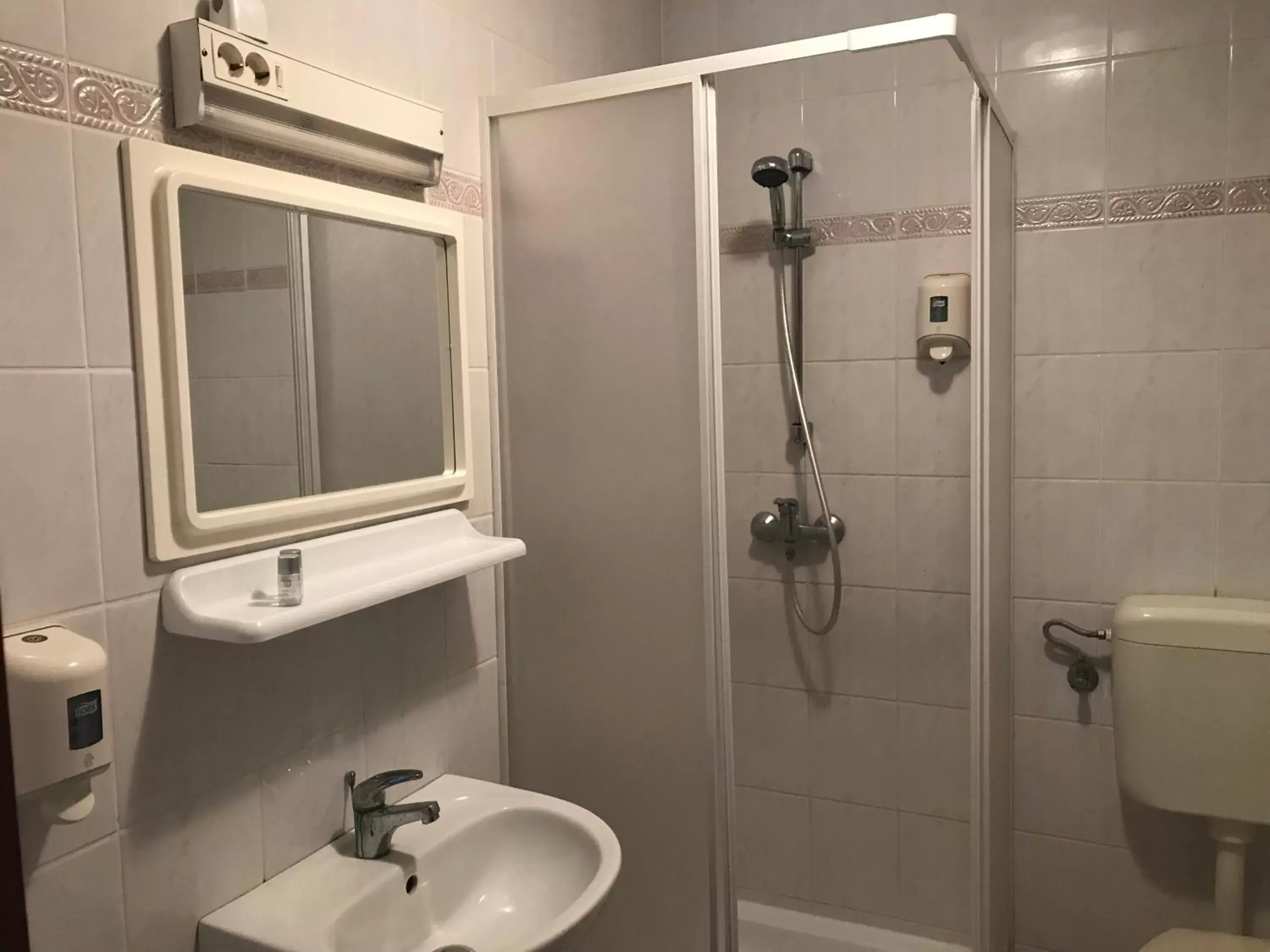 Twin Room with Private Bathroom - single occupancy in Sempre Étterem És Panzió Twin Room with Private Bathroom - single occupancy in Sempre Étterem És Panzió