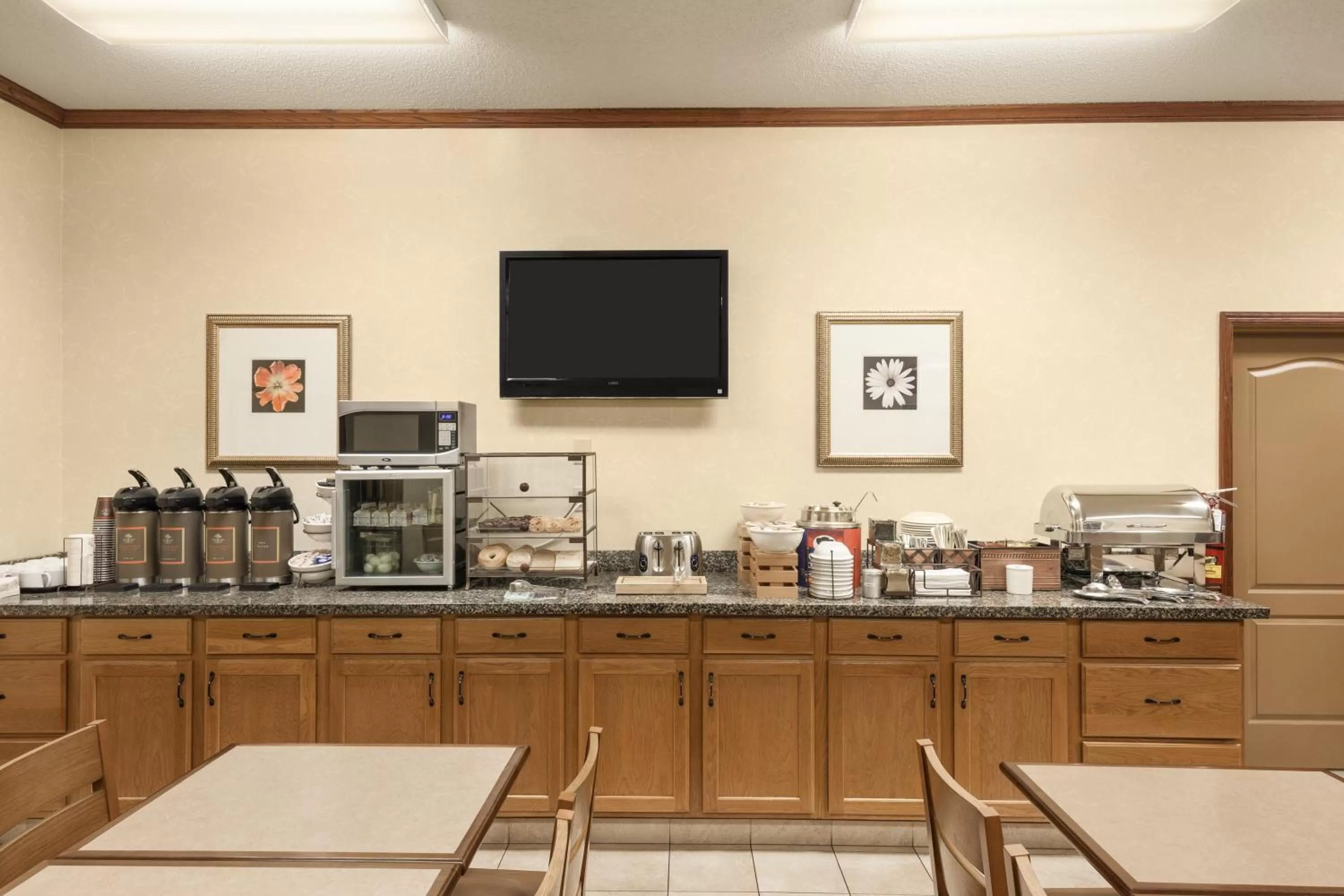 Buffet breakfast in Country Inn & Suites by Radisson, Sioux Falls, SD