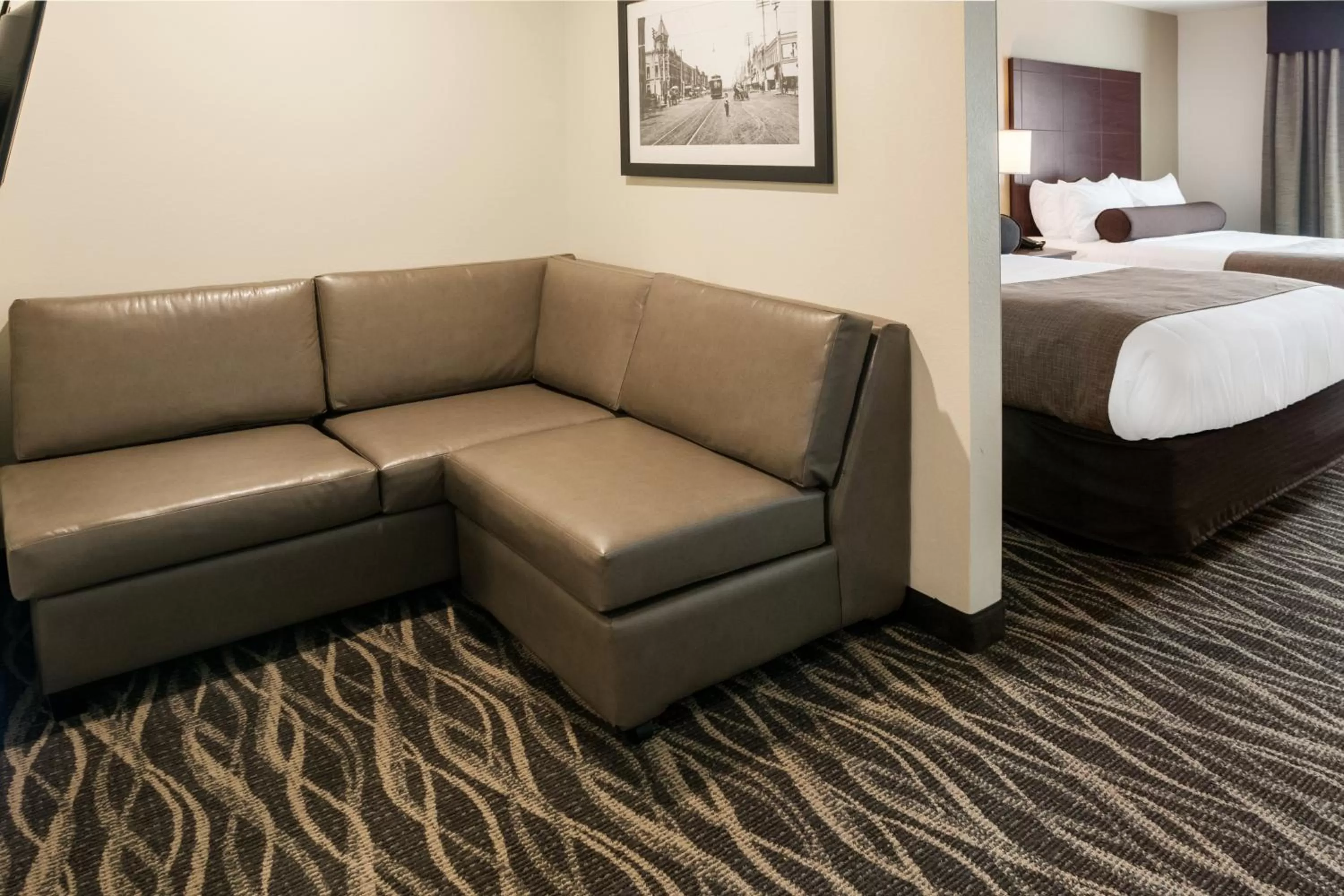 Seating area, Bed in Cobblestone Hotel & Suites Appleton International Airport