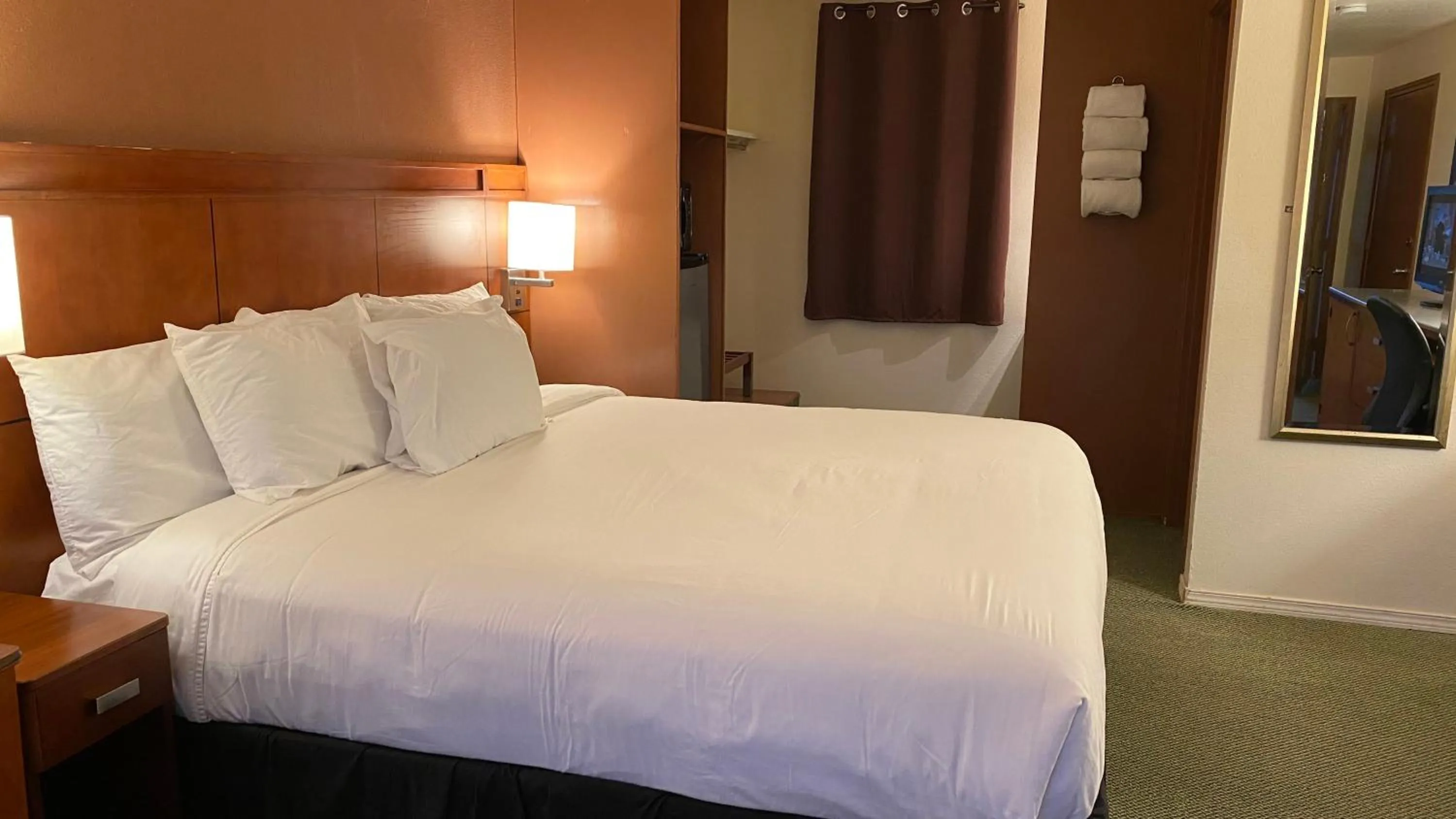 King Room with Lake View in Lakeshore Inn Water Front