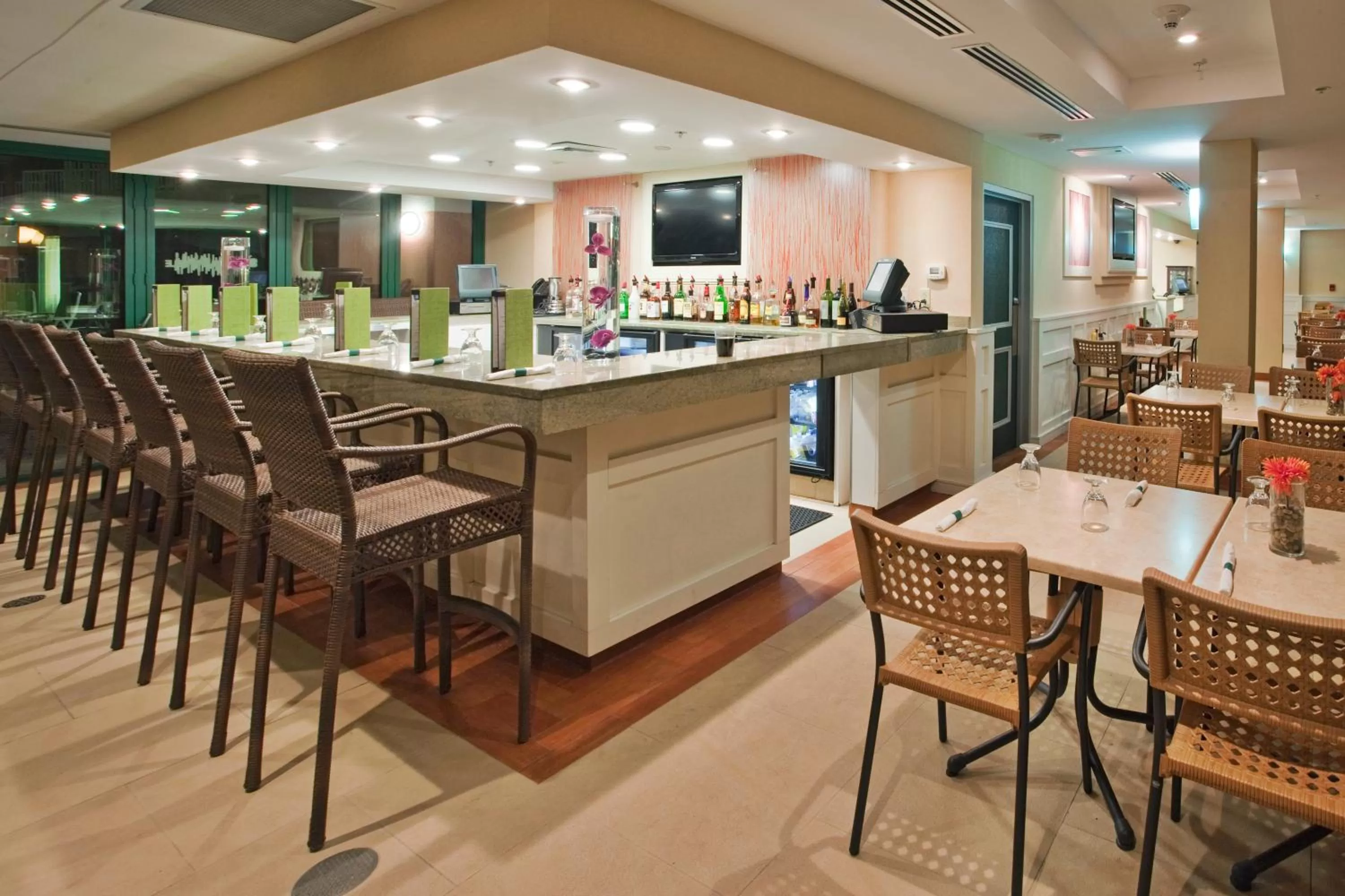 Lounge or bar in Holiday Inn & Suites Virginia Beach - North Beach by IHG