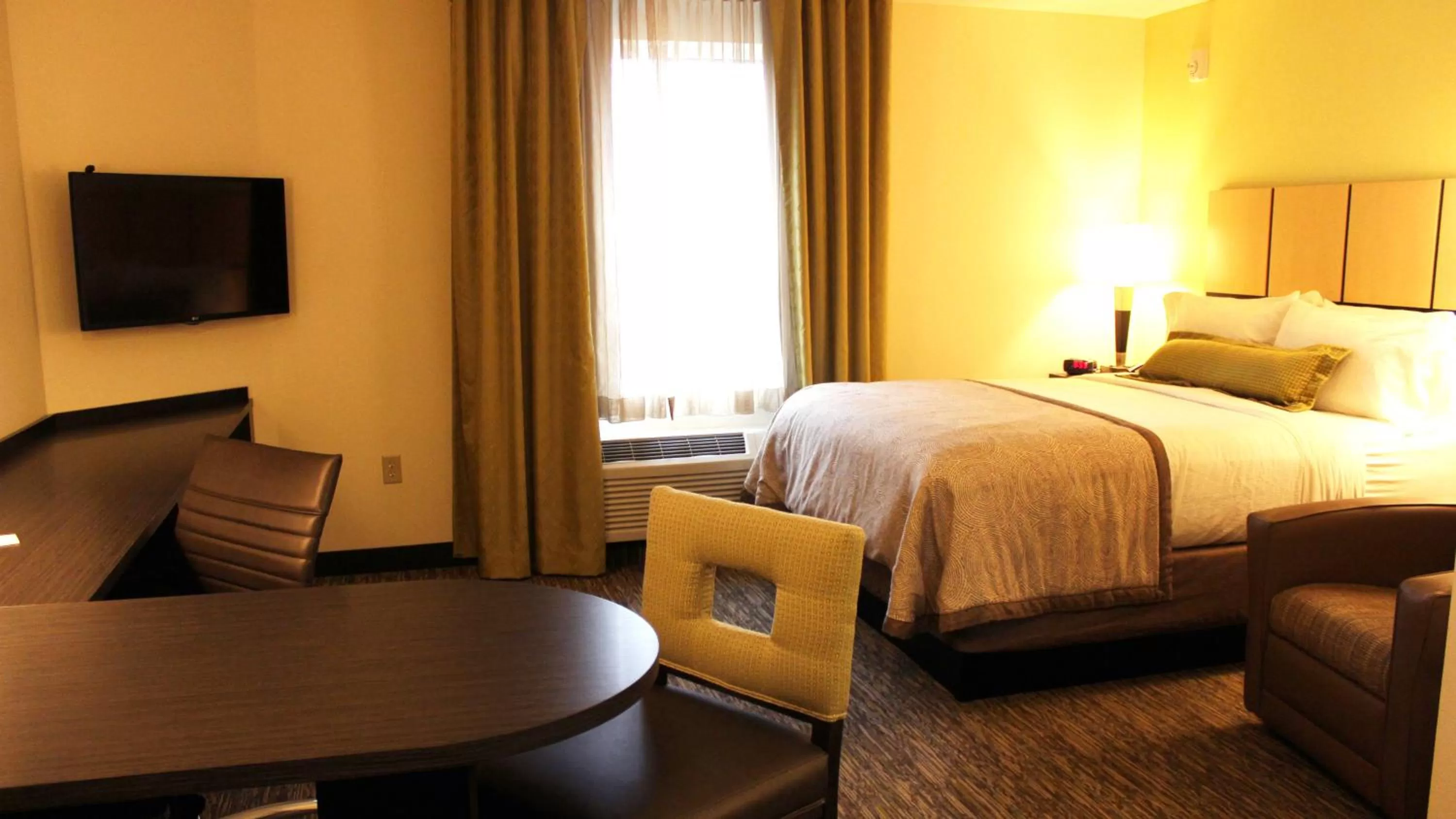 Photo of the whole room, Bed in Candlewood Suites Sioux City - Southern Hills by IHG
