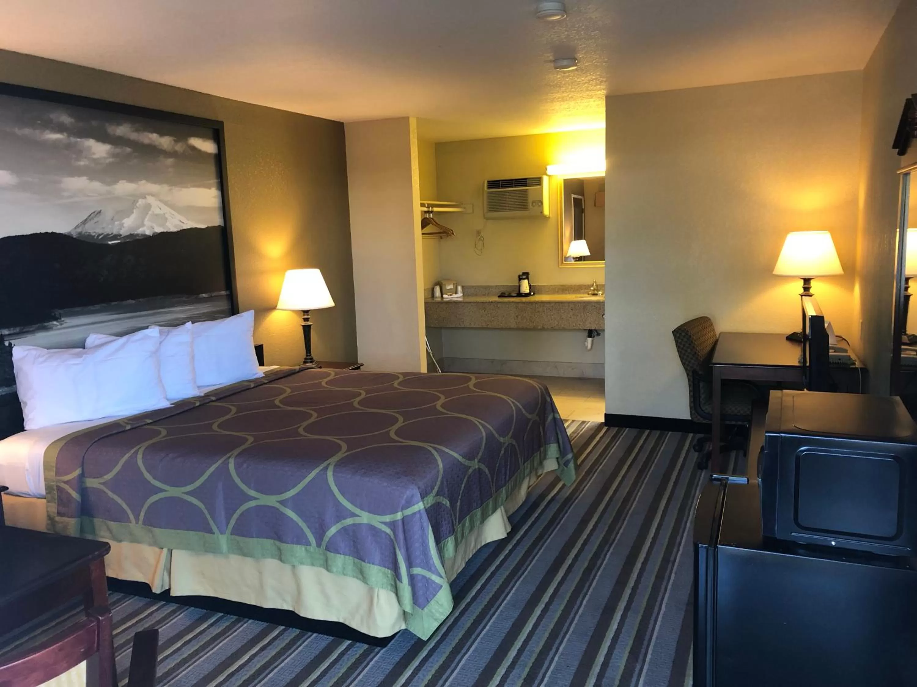 Photo of the whole room, Bed in Super 8 by Wyndham Corning