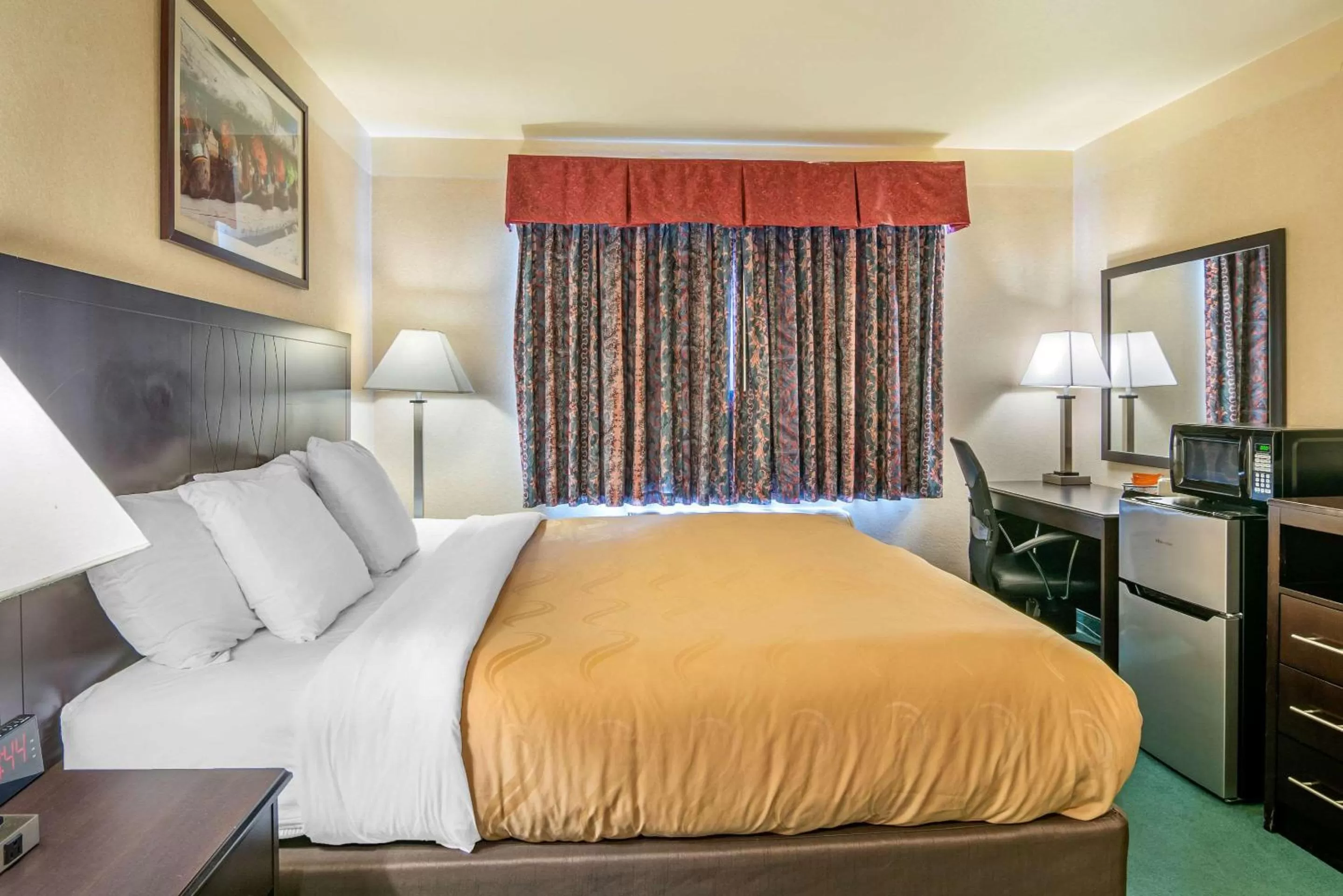 Photo of the whole room, Bed in Quality Inn Bend North