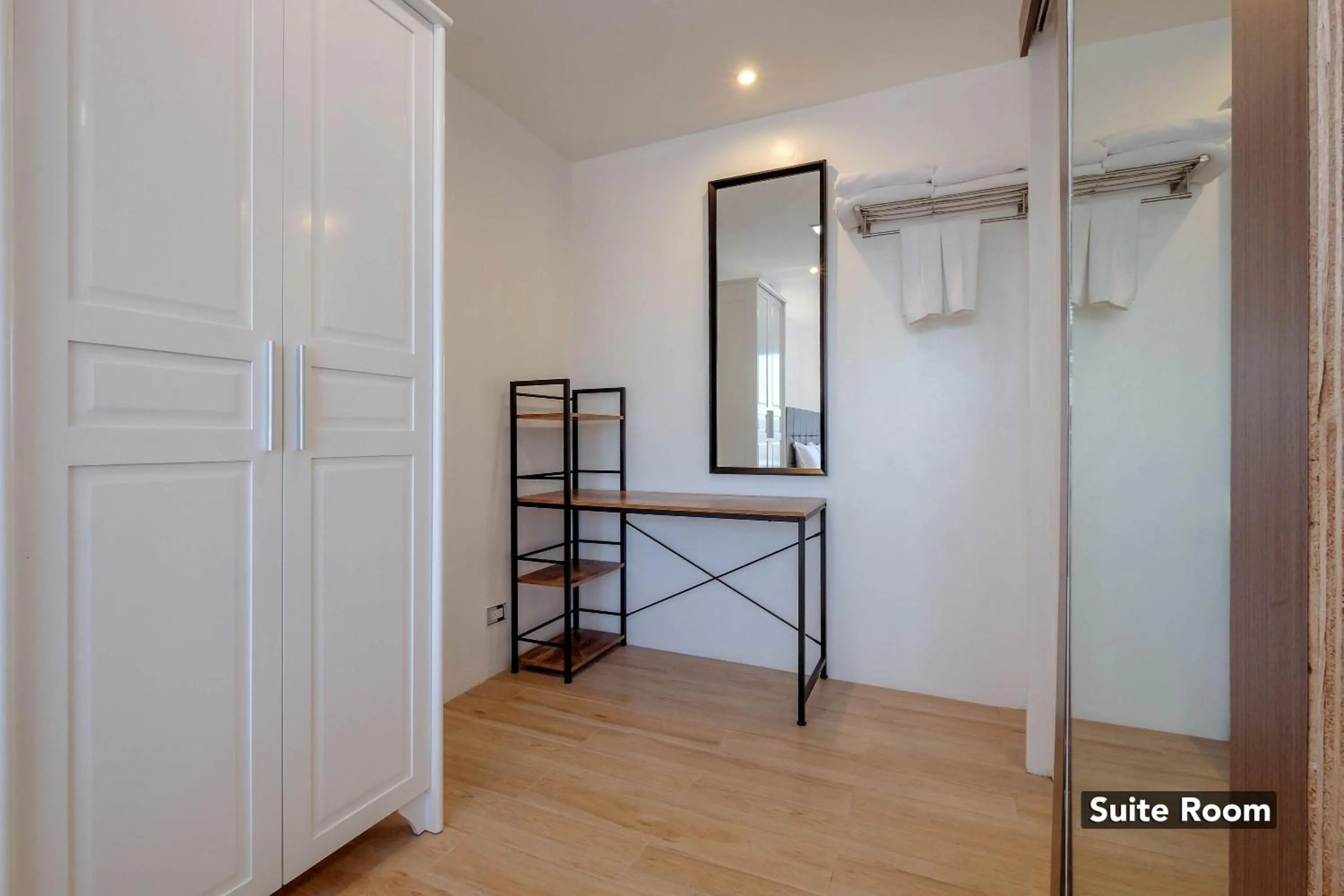 Shower, Bed in Heroes Hotel