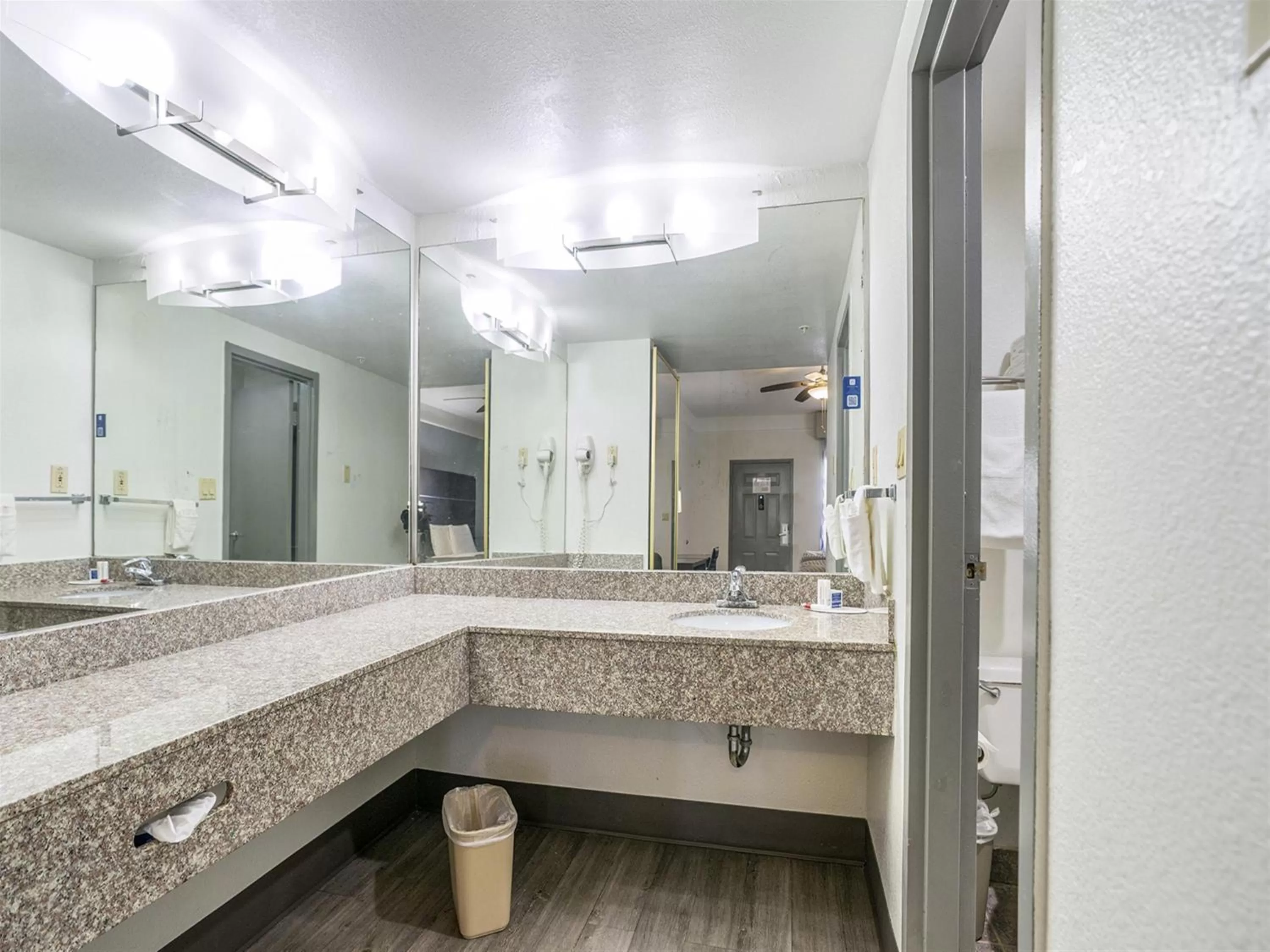 Days Inn & Suites by Wyndham Webster NASA-ClearLake-Houston