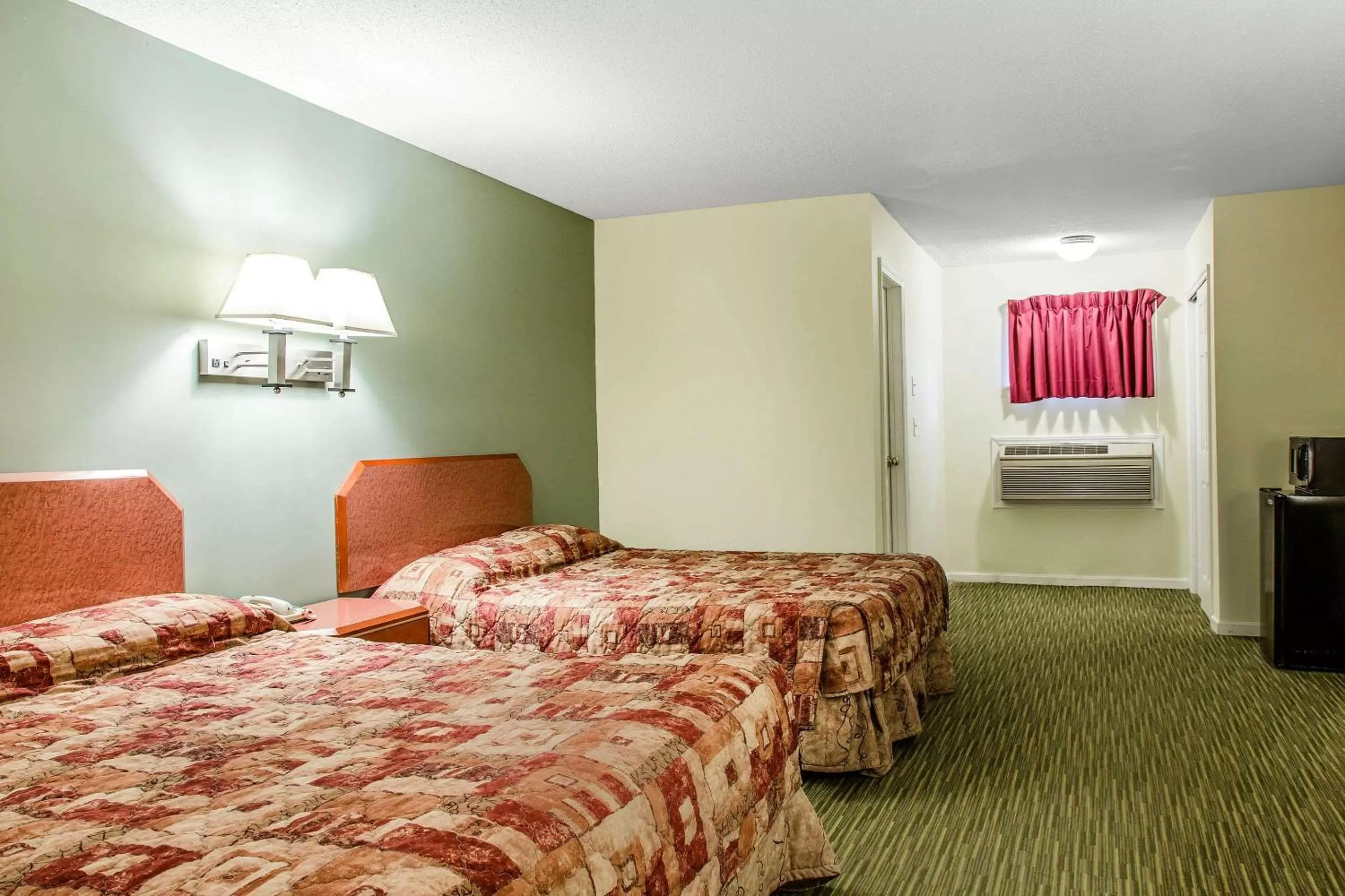 Photo of the whole room, Bed in Rodeway Inn Groton - New London