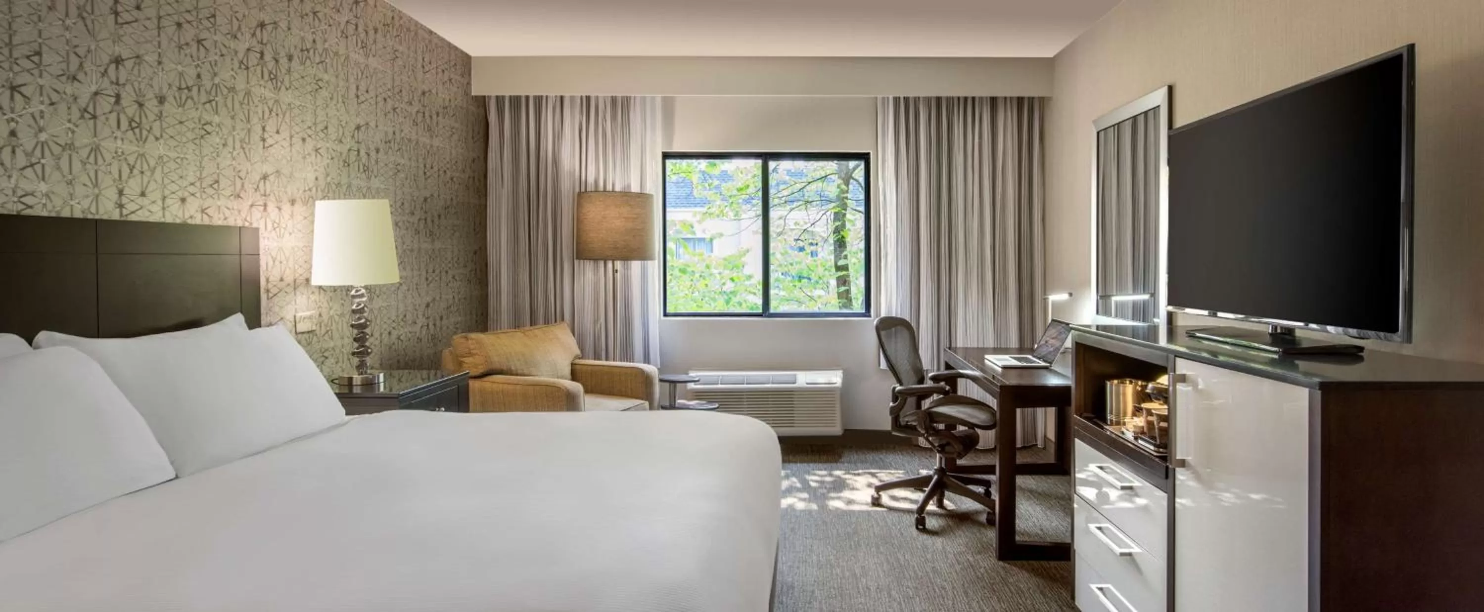 Bed in DoubleTree by Hilton Hotel Chicago Wood Dale - Elk Grove