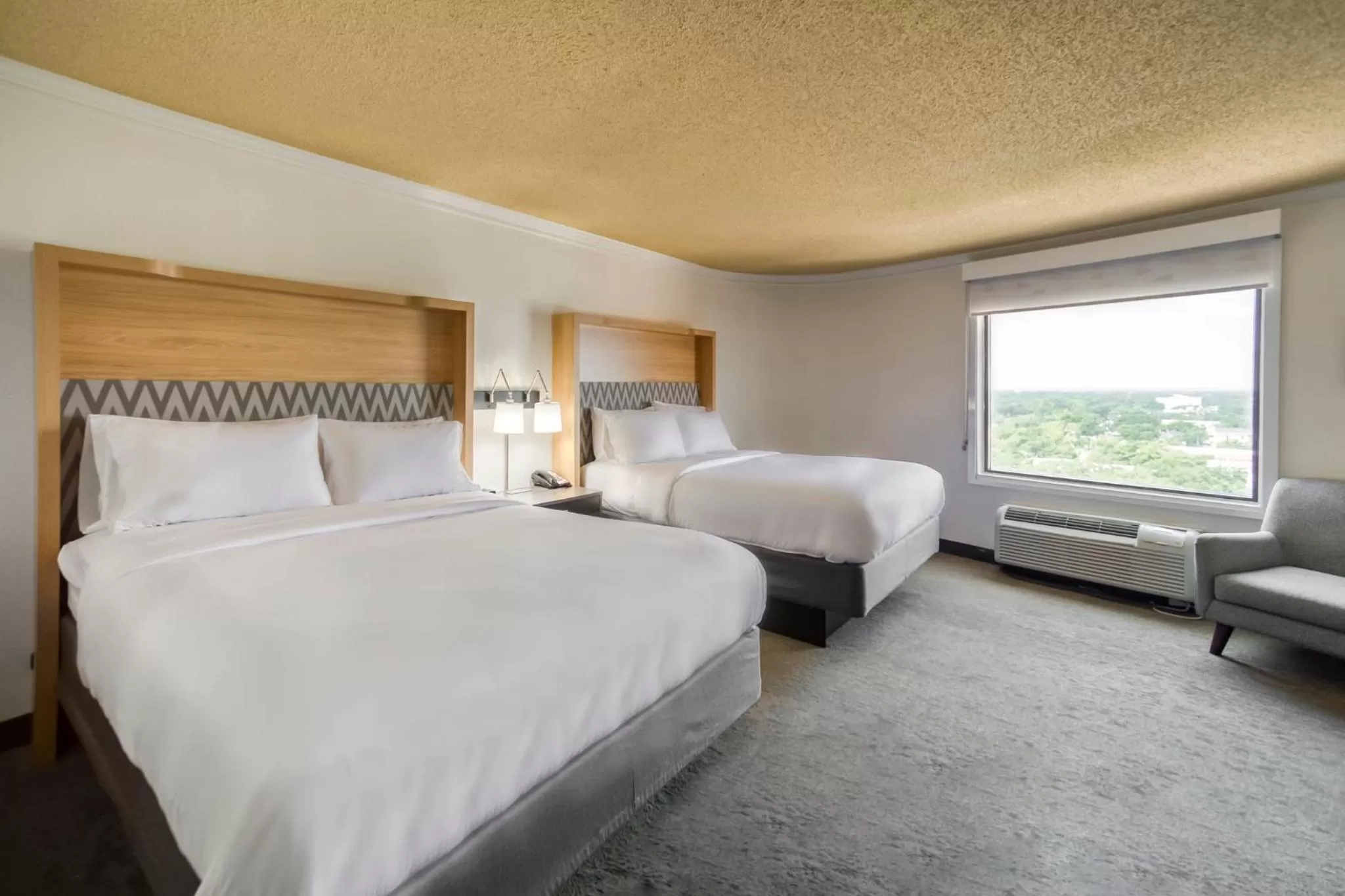 Photo of the whole room, Bed in Holiday Inn Mobile Downtown Historic District by IHG