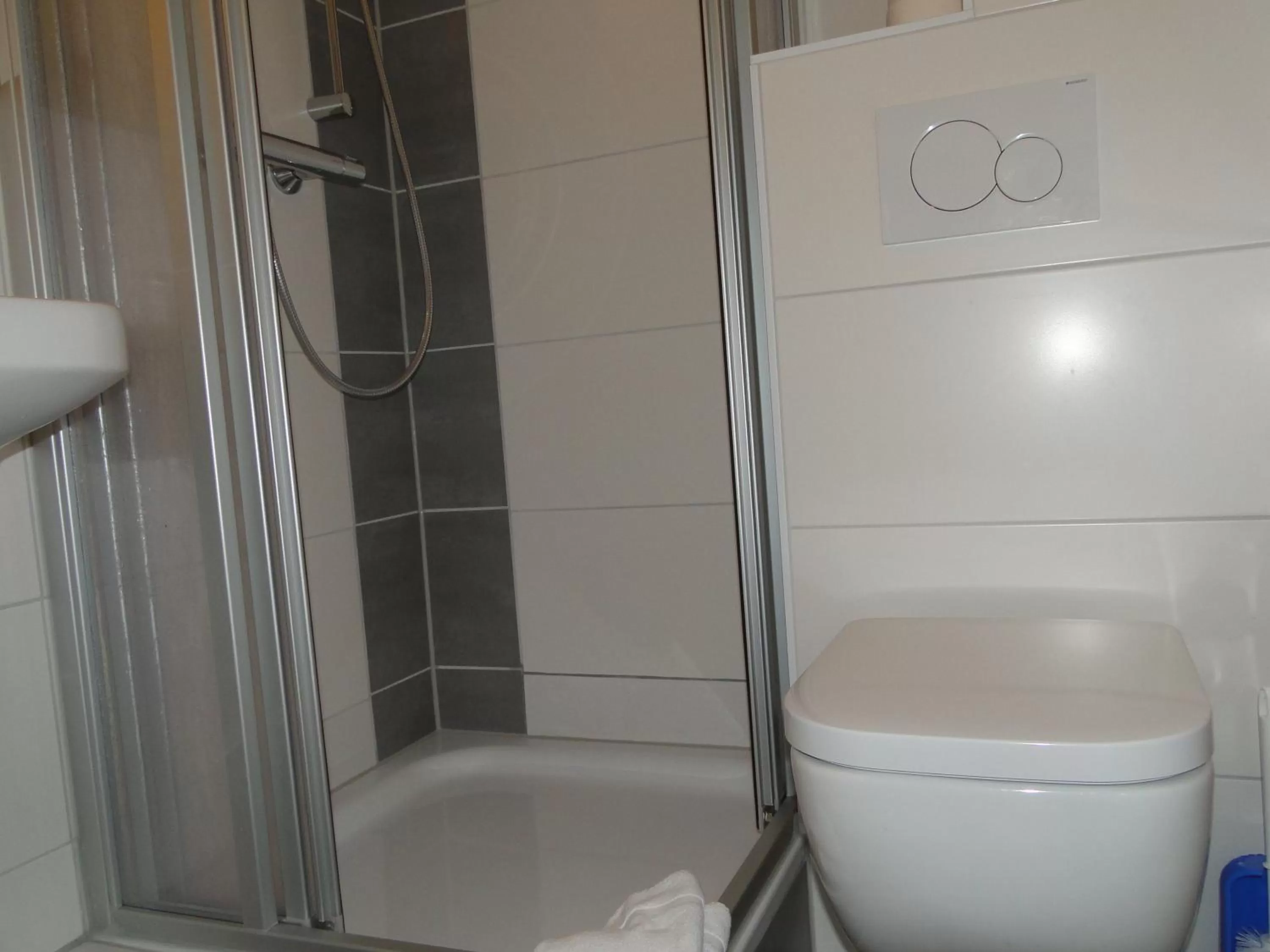 Shower, Bathroom in Ludwig-Harms-Haus Hermannsburg