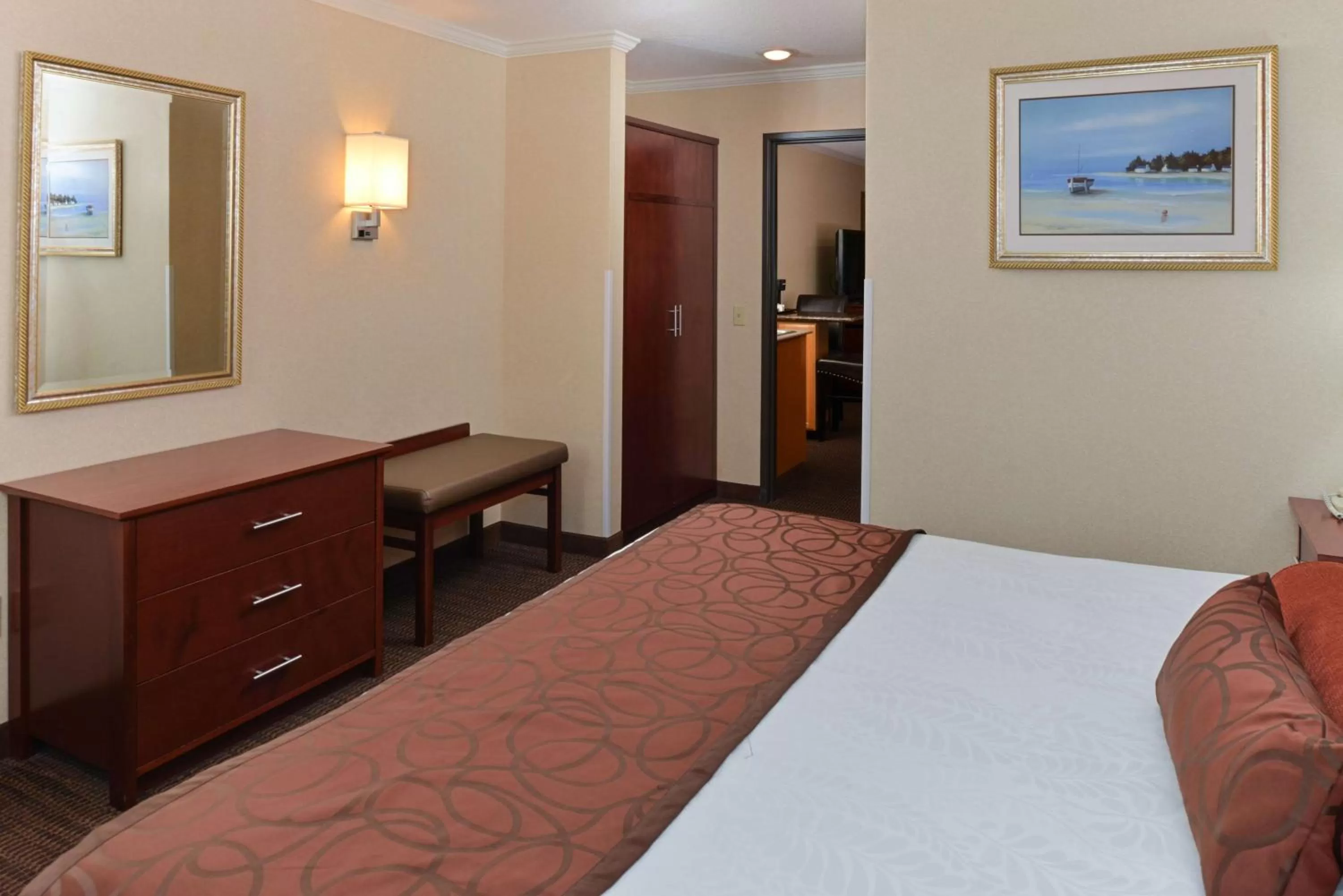 Photo of the whole room, Bed in Best Western Plus Landmark Inn