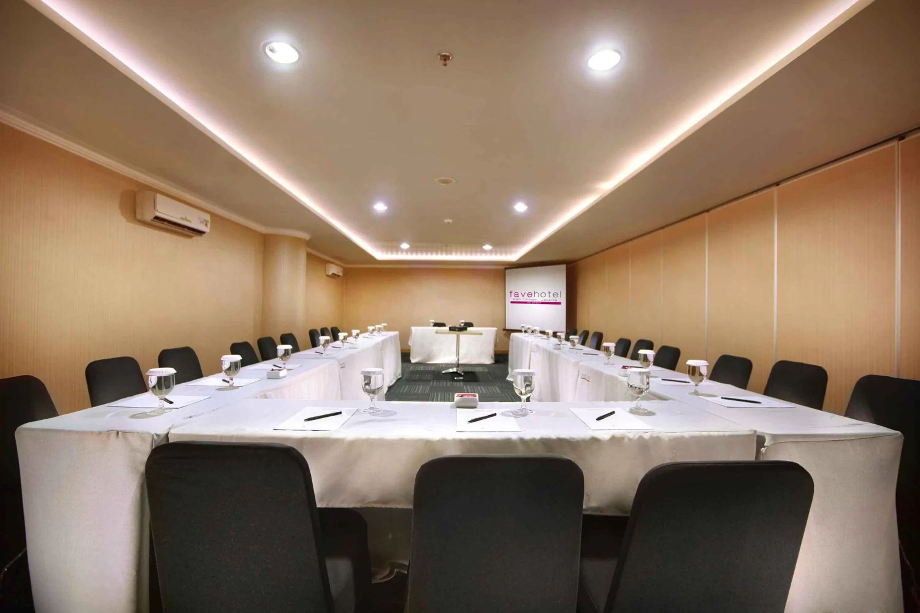 Business facilities in favehotel PGC Cililitan