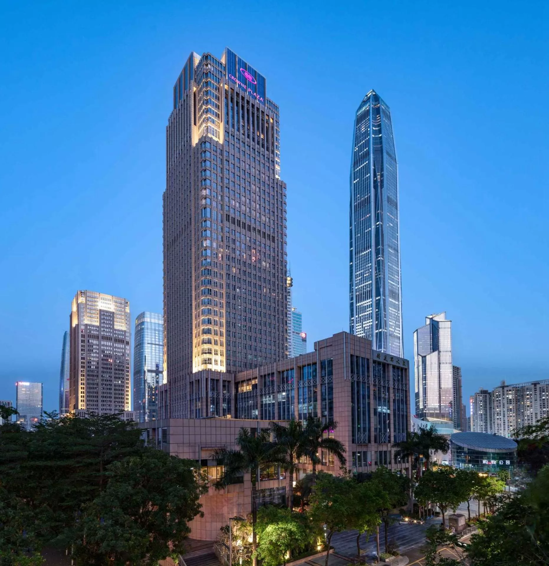 Crowne Plaza Shenzhen Futian, Near to Shenzhen Convention&Exhibition Centre, Shenzhen Stock Exchange and Shenzhen Civic Center, Outdoor Heated Pool