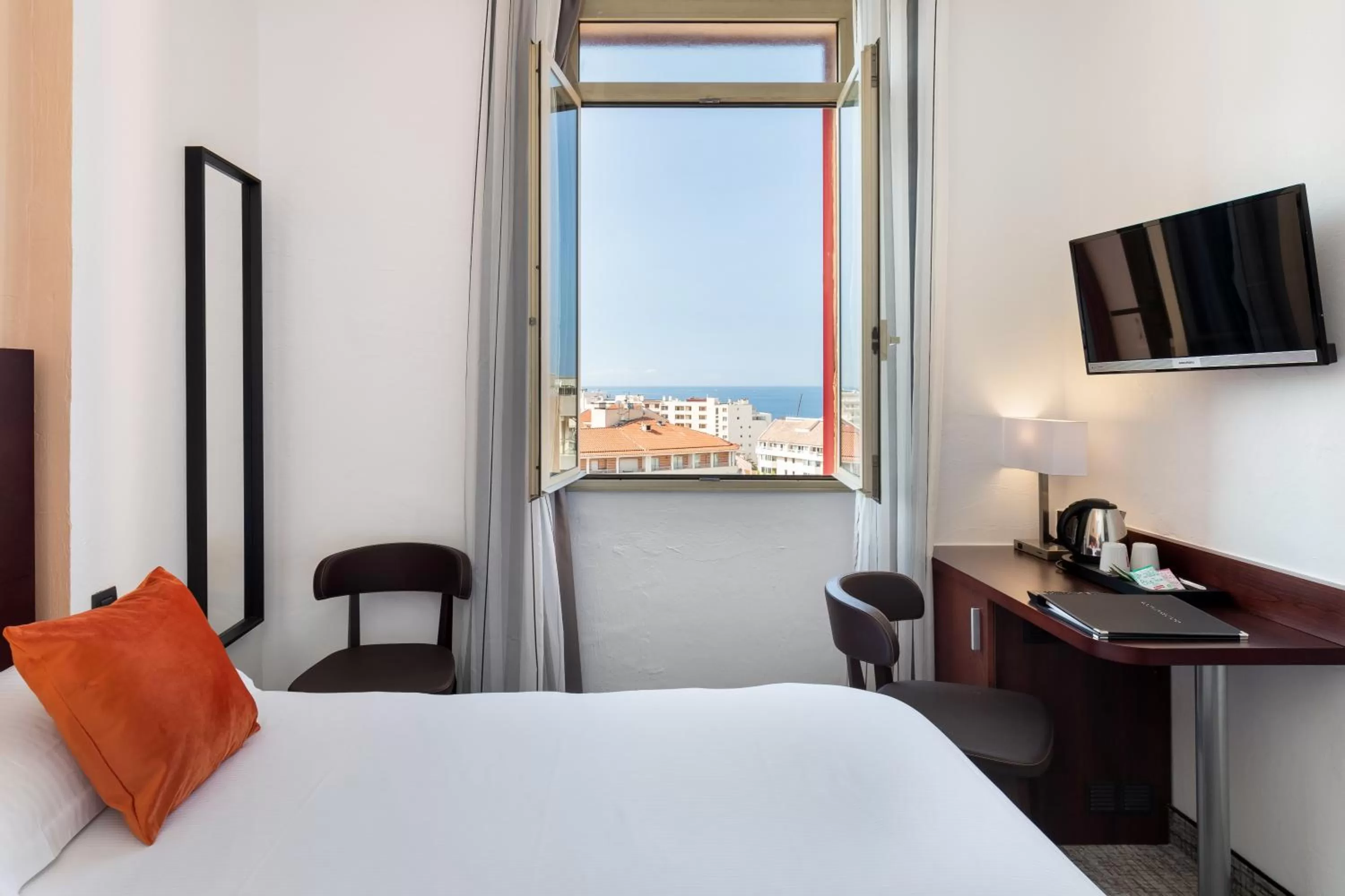 Bed in Best Western Hôtel des Orangers Cannes