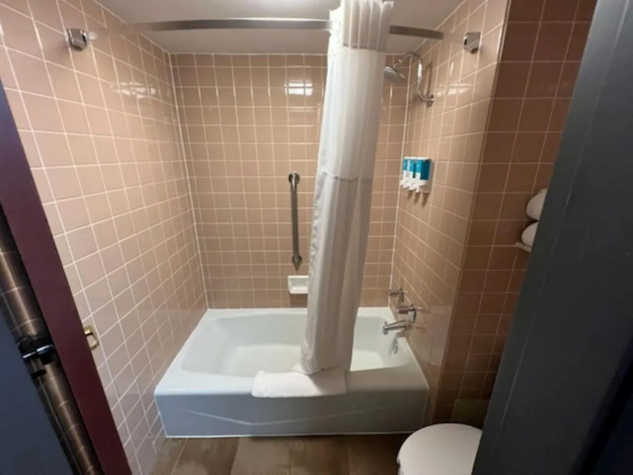 Shower in Hotel Lotus Kansas City Merriam