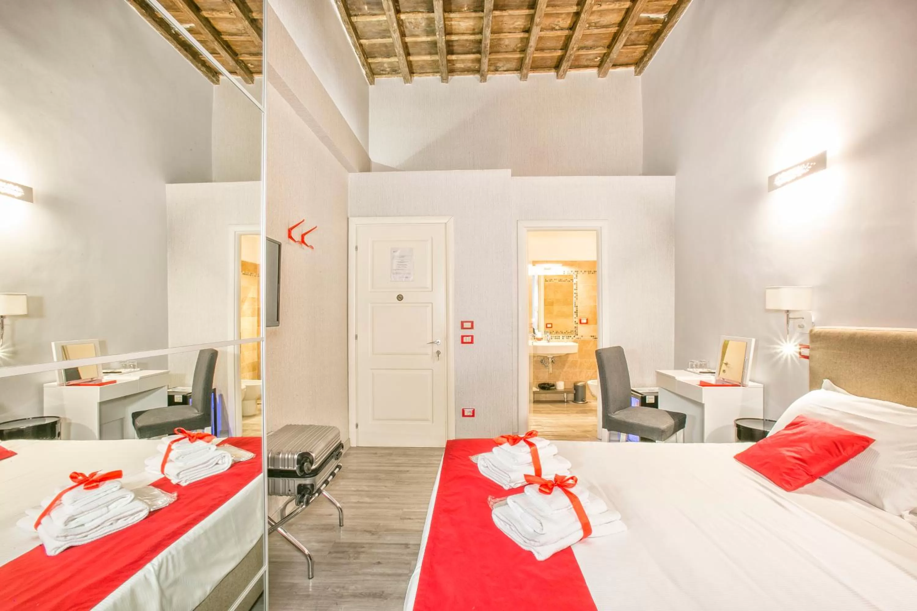 Photo of the whole room, Bed in History Suite