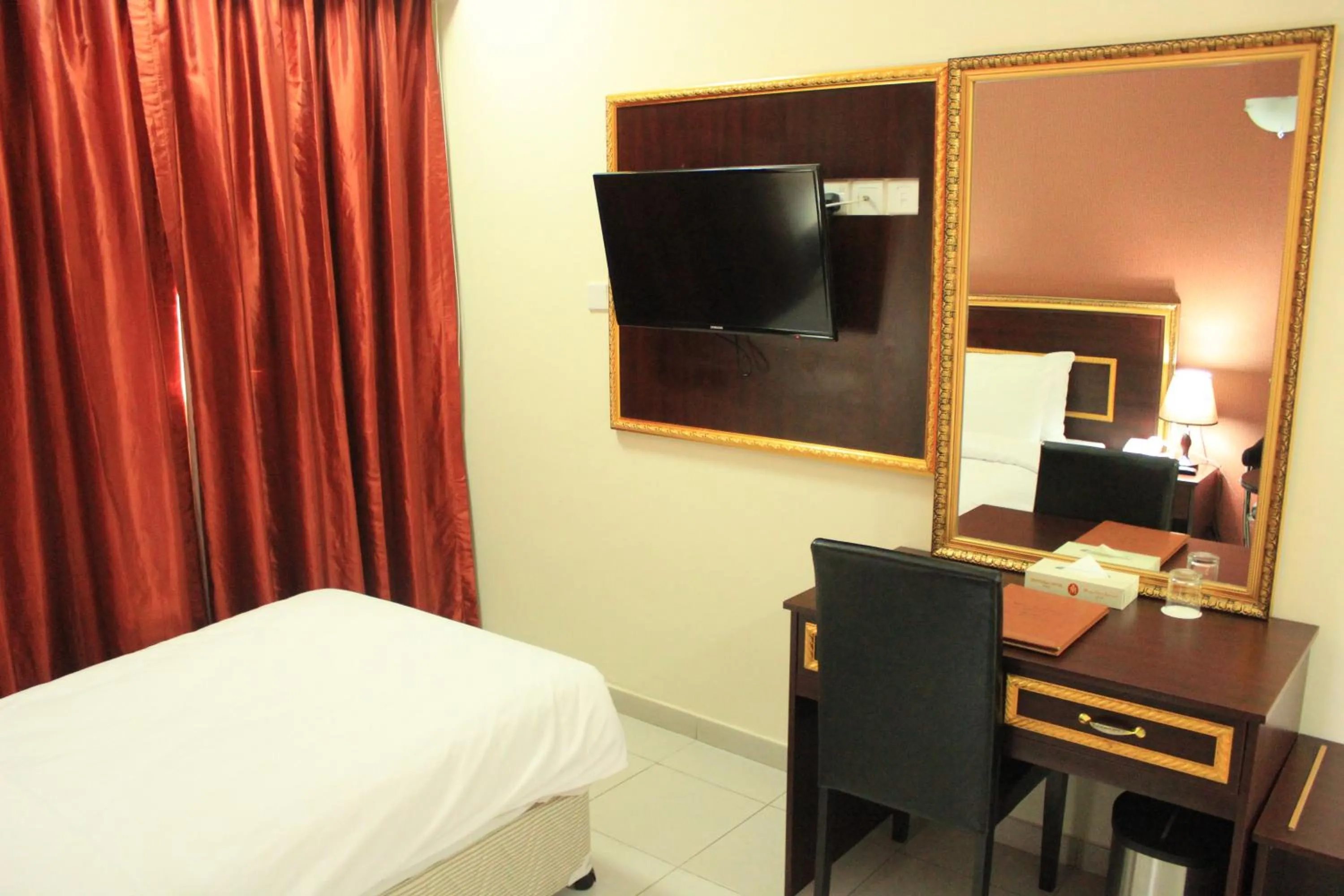 Bedroom, Bed in Montreal Naif Hotel