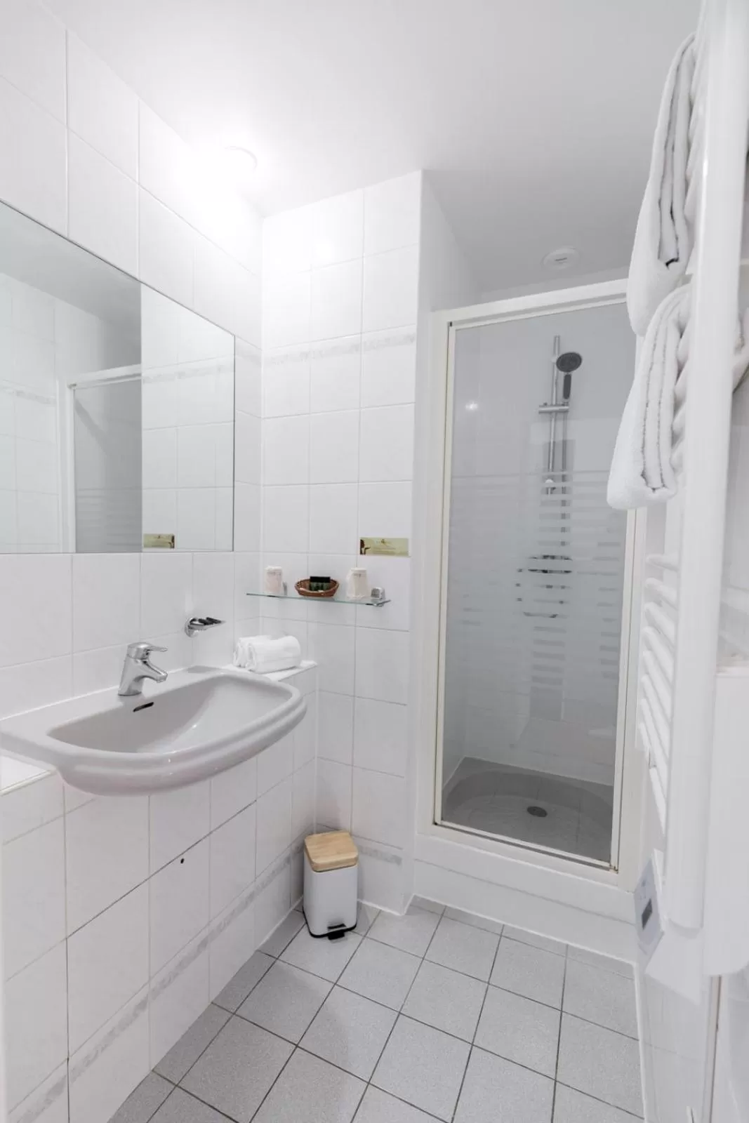 Bathroom in Hôtel Porte Mars Reims Gare Centre Arena