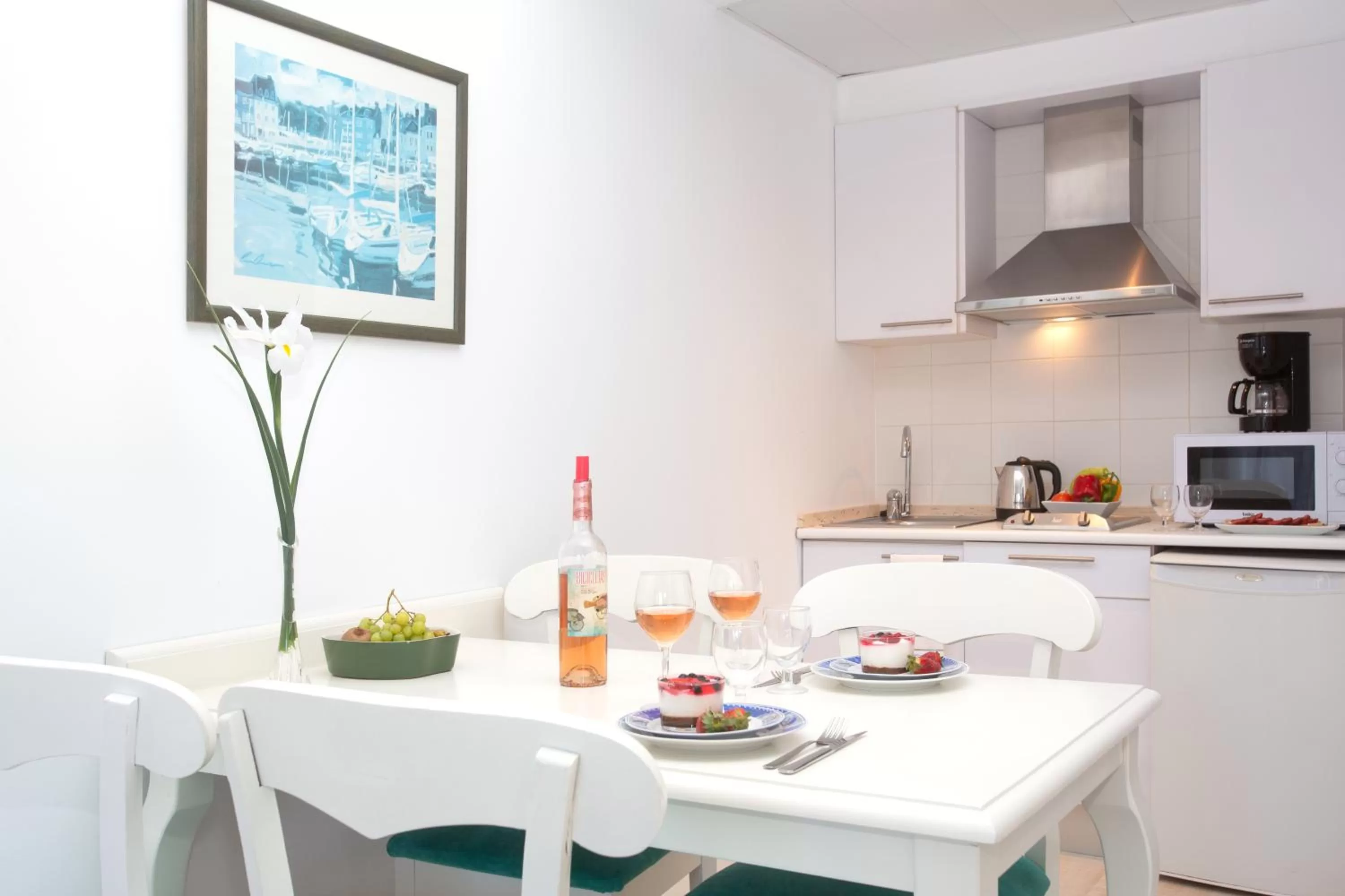 Kitchen or kitchenette, Dining Area in Hotel Marina