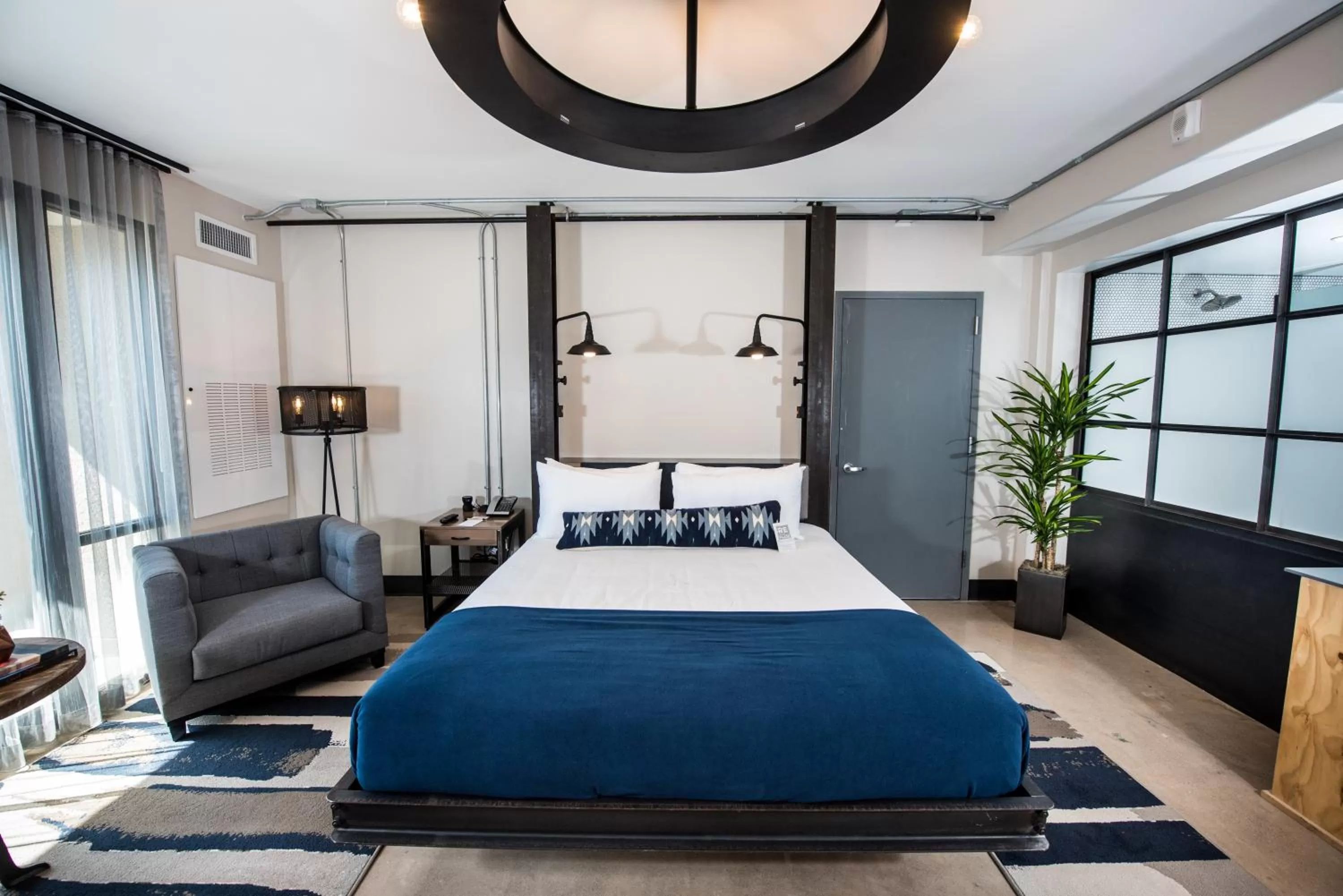 Photo of the whole room, Bed in Found Re Phoenix