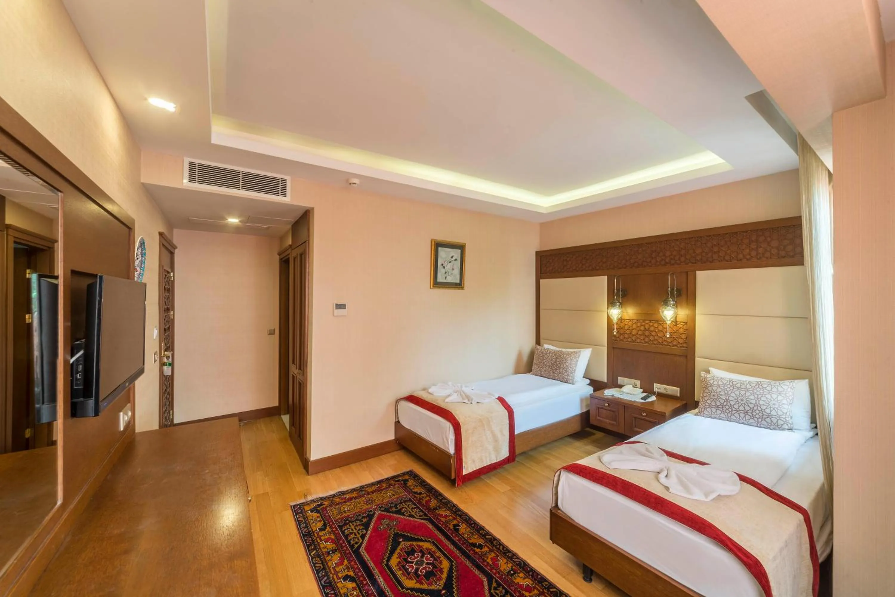 Photo of the whole room, Bed in Lalinn Hotel