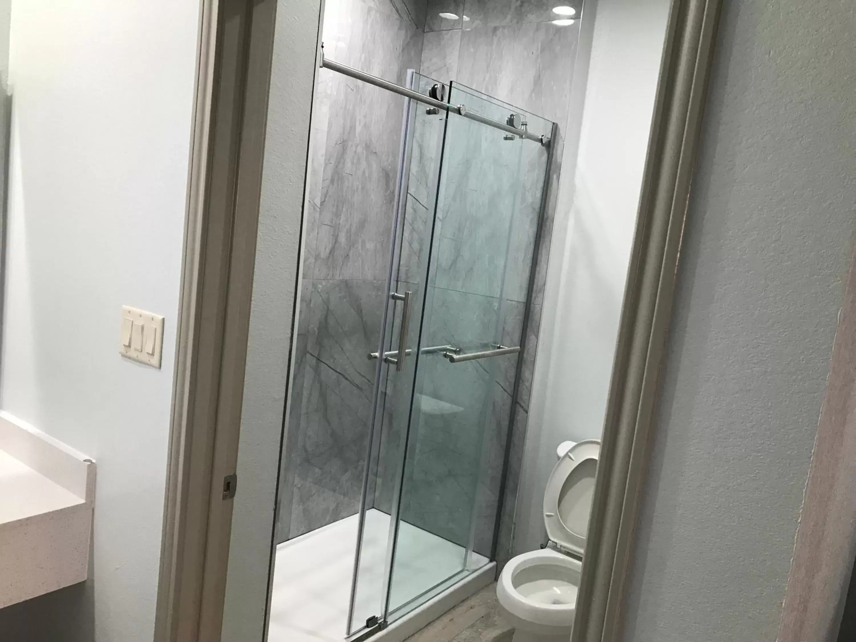 King Room with Mobility/Hearing Accessible Bath Tub with Grab Bars - Non-Smoking in Super 8 by Wyndham Humble/Houston King Room with Mobility/Hearing Accessible Bath Tub with Grab Bars - Non-Smoking in Super 8 by Wyndham Humble/Houston