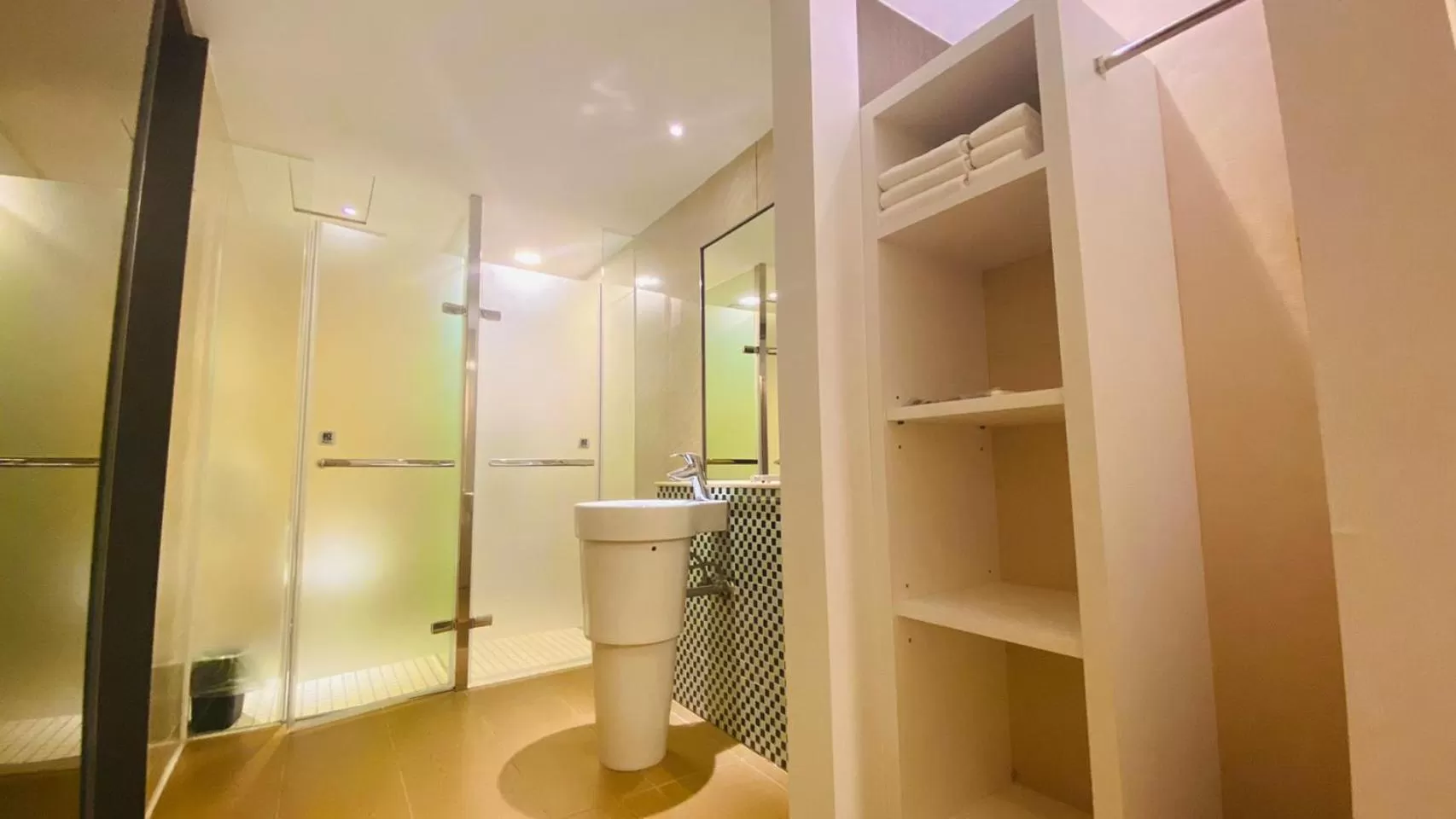 Bathroom in Artinn藝築文旅-台北站前館