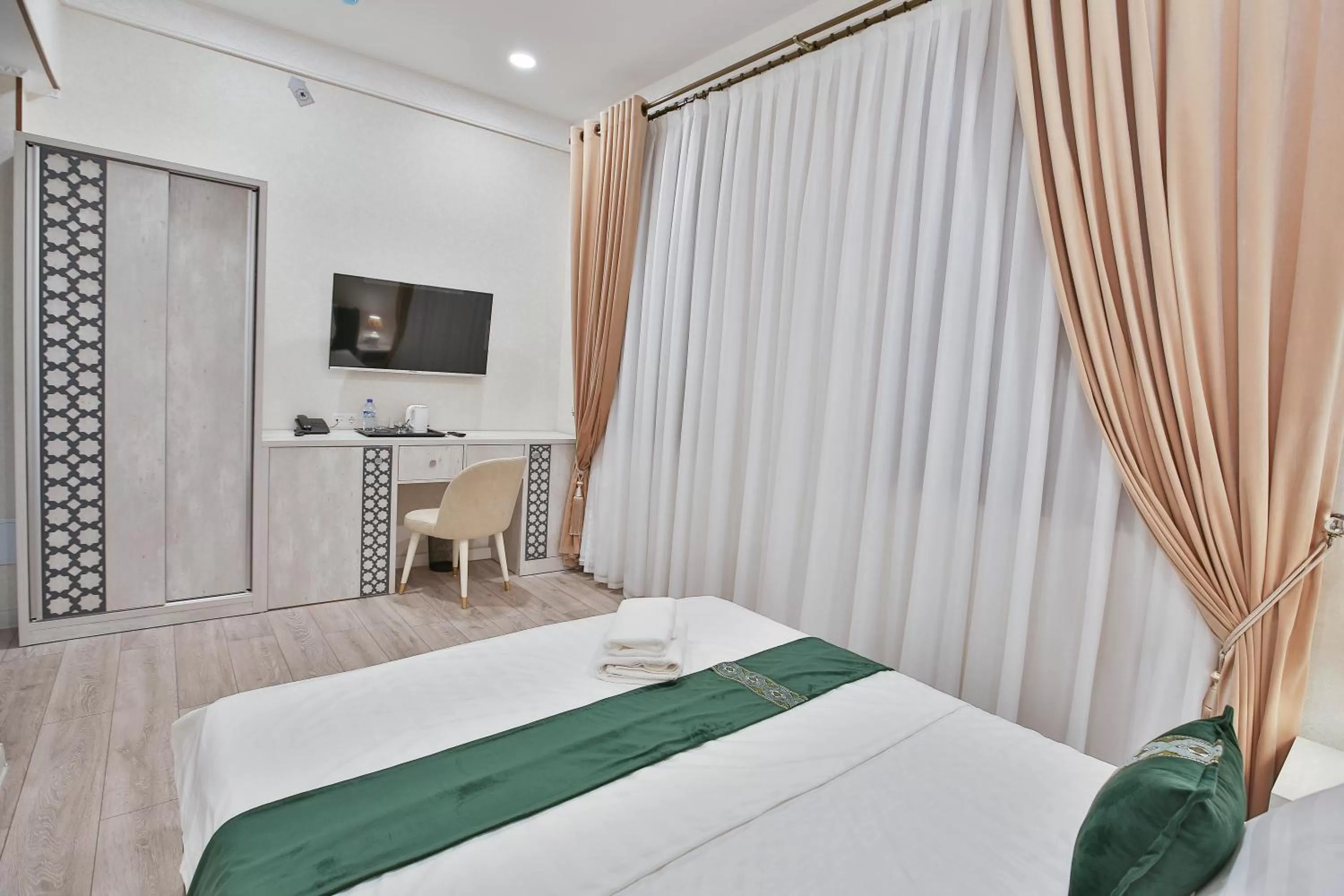 Photo of the whole room in Asian Plaza