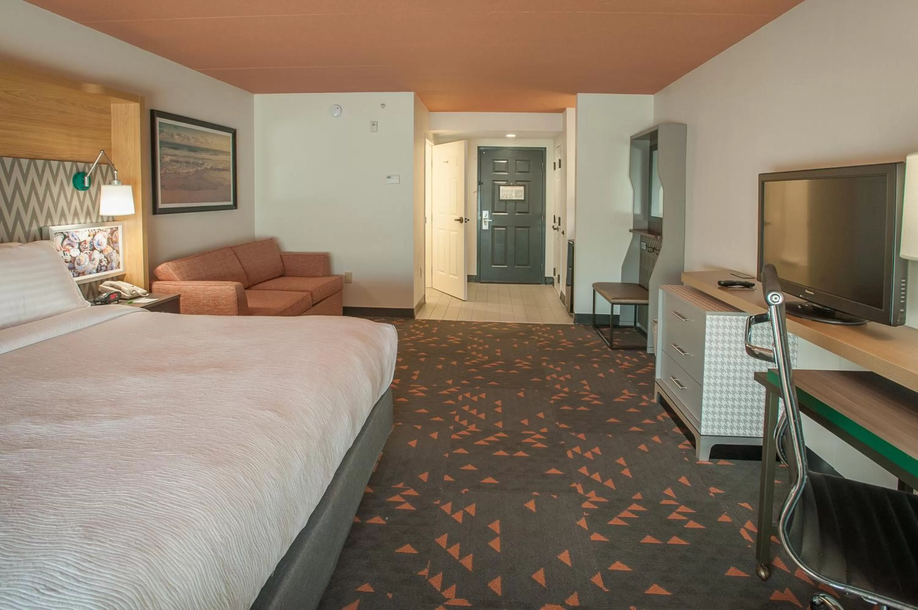 Deluxe King Room - Hearing Accessible with Bath Tub/Non-Smoking in Holiday Inn Pensacola - University Area, an IHG Hotel