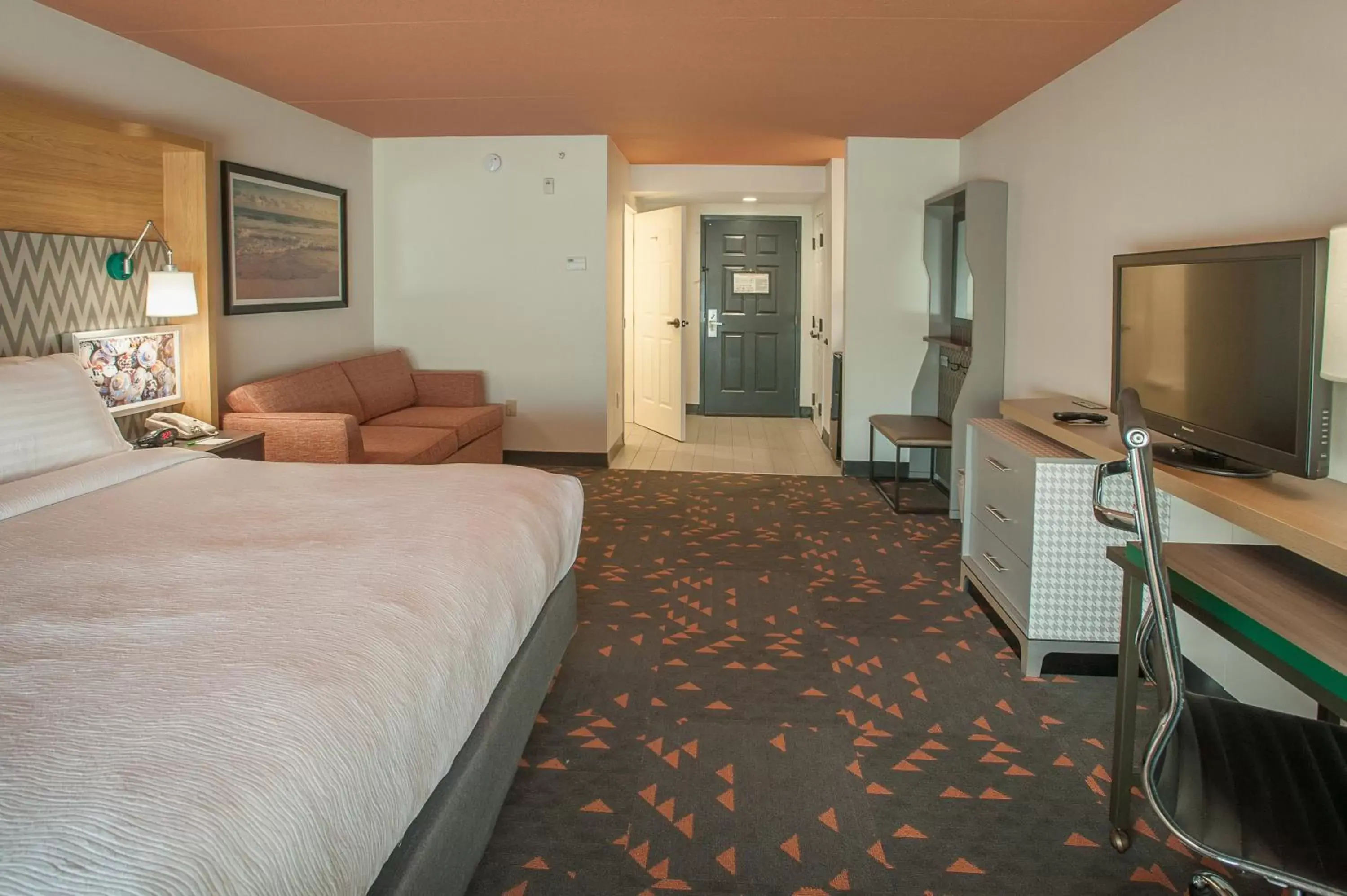 Deluxe King Room - Hearing Accessible with Bath Tub/Non-Smoking in Holiday Inn Pensacola - University Area, an IHG Hotel Deluxe King Room - Hearing Accessible with Bath Tub/Non-Smoking in Holiday Inn Pensacola - University Area, an IHG Hotel