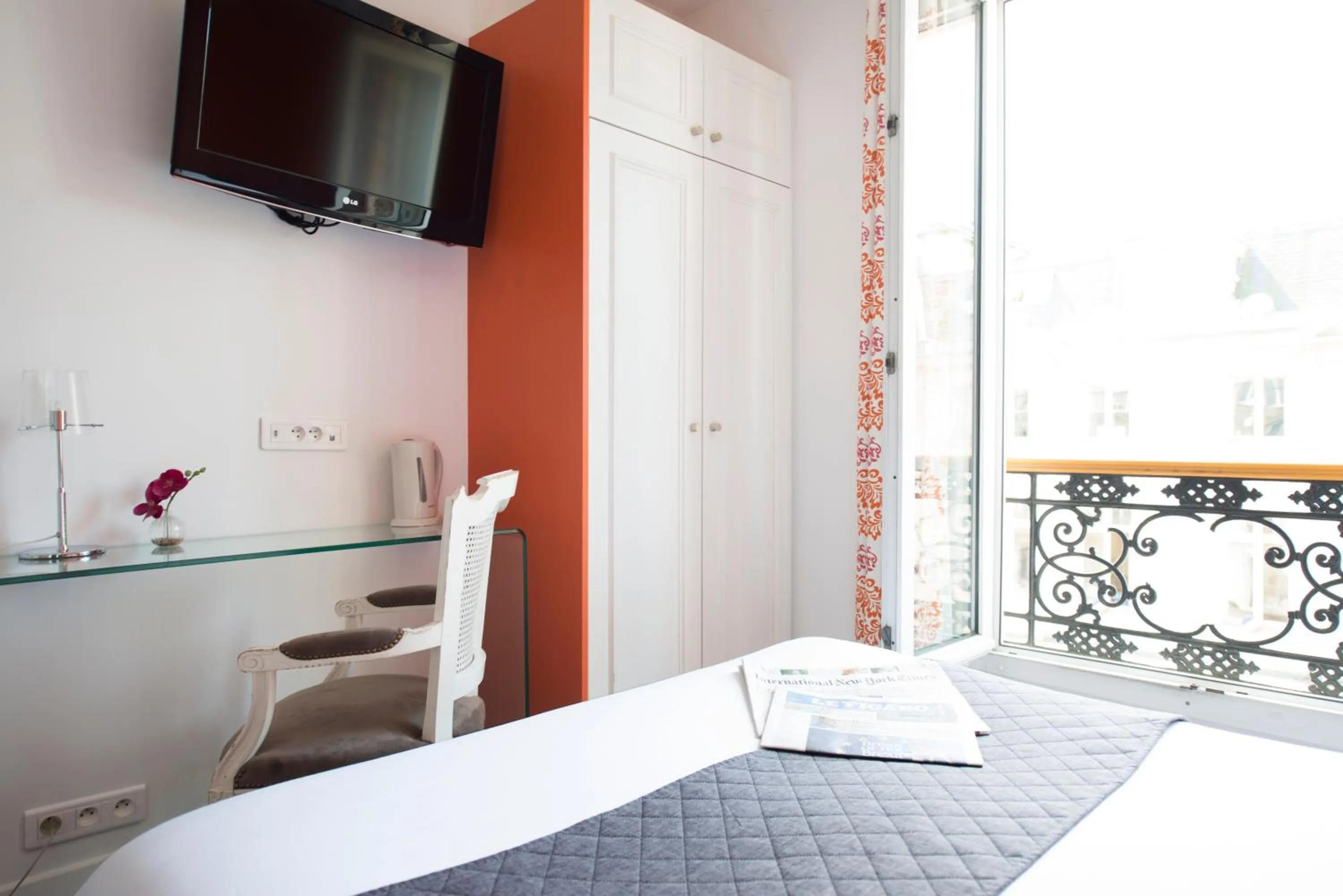 Street view, Bed in France Louvre