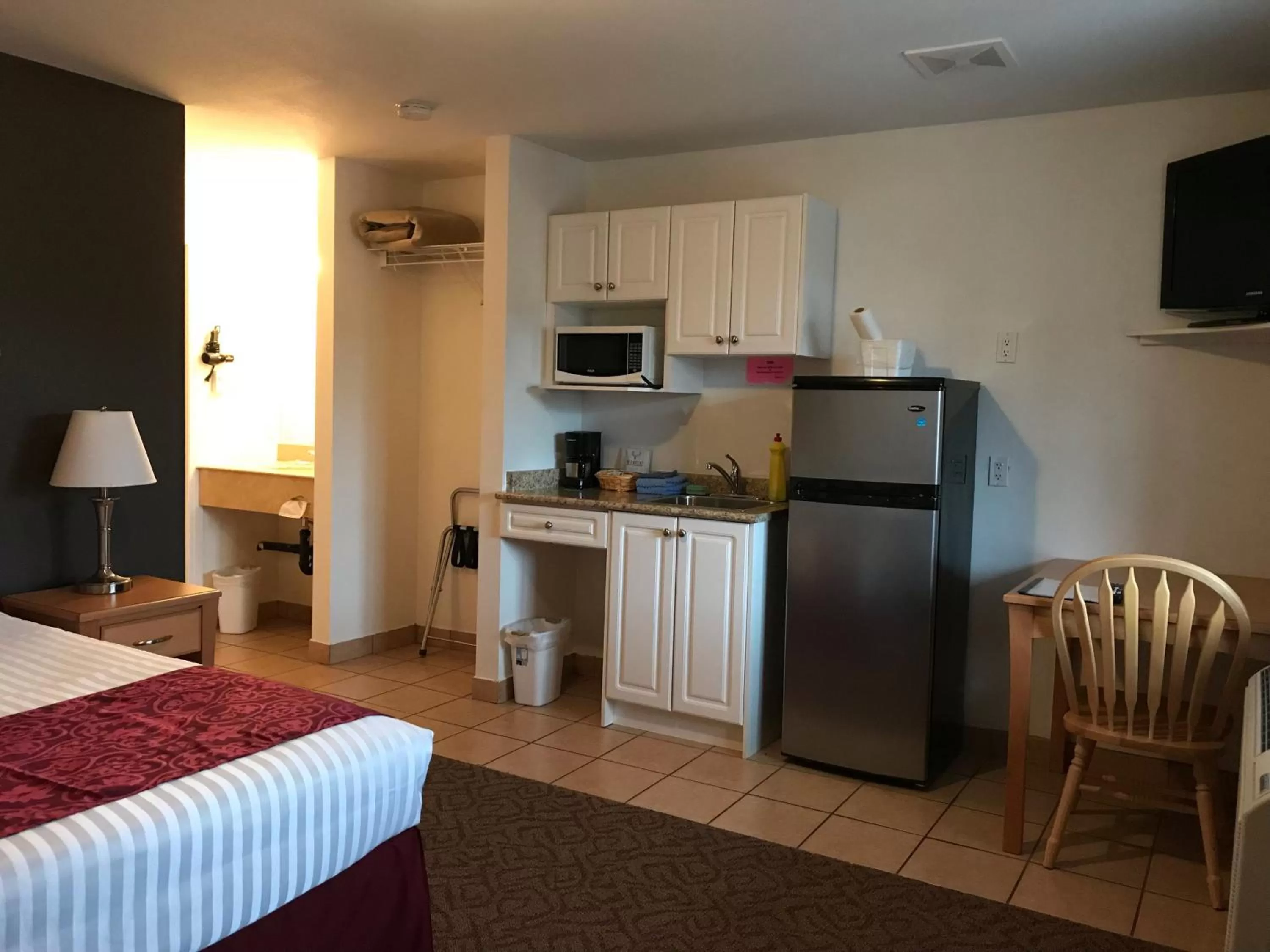 Kitchen or kitchenette, Bed in Cactus Tree Inn