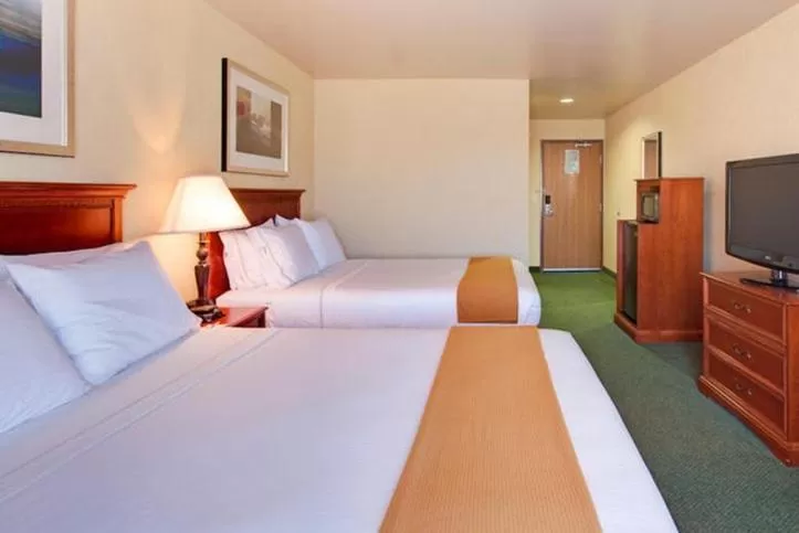 Photo of the whole room, Bed in Holiday Inn Express Tehachapi by IHG