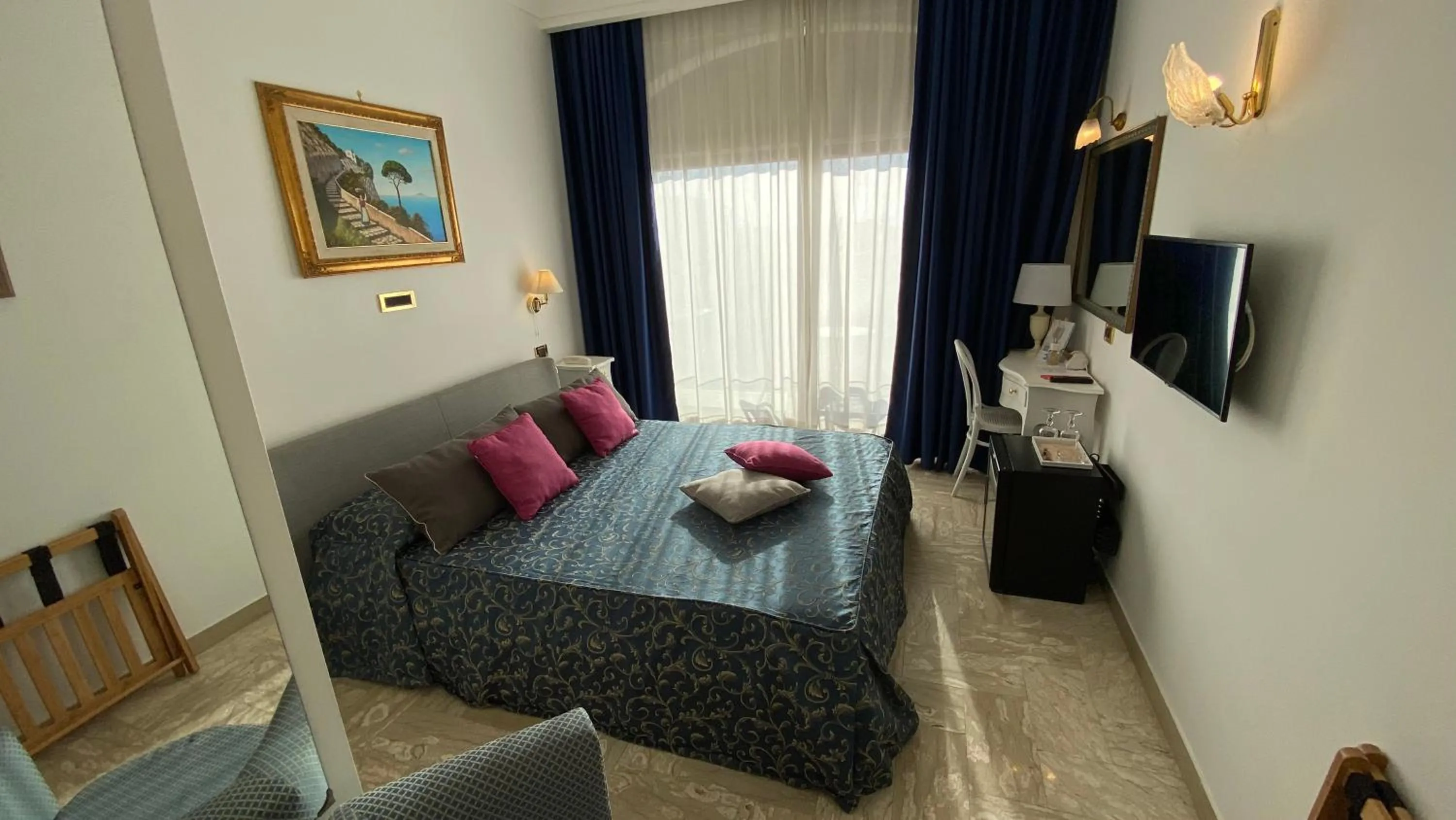 TV and multimedia in Bougainville Luxury Boutique Hotel