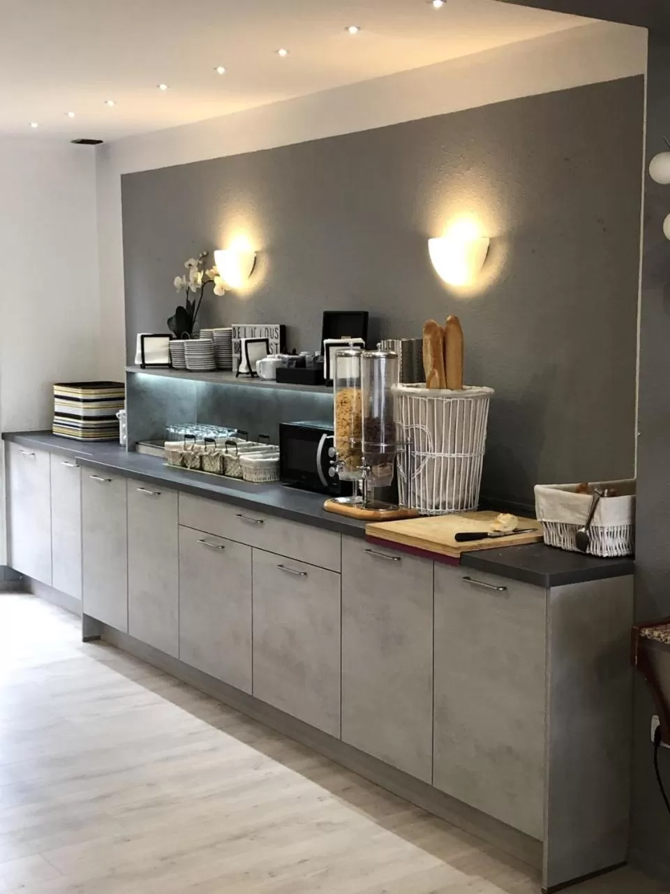 Meals in Hôtel Restaurant le Privilège - authentic by balladins