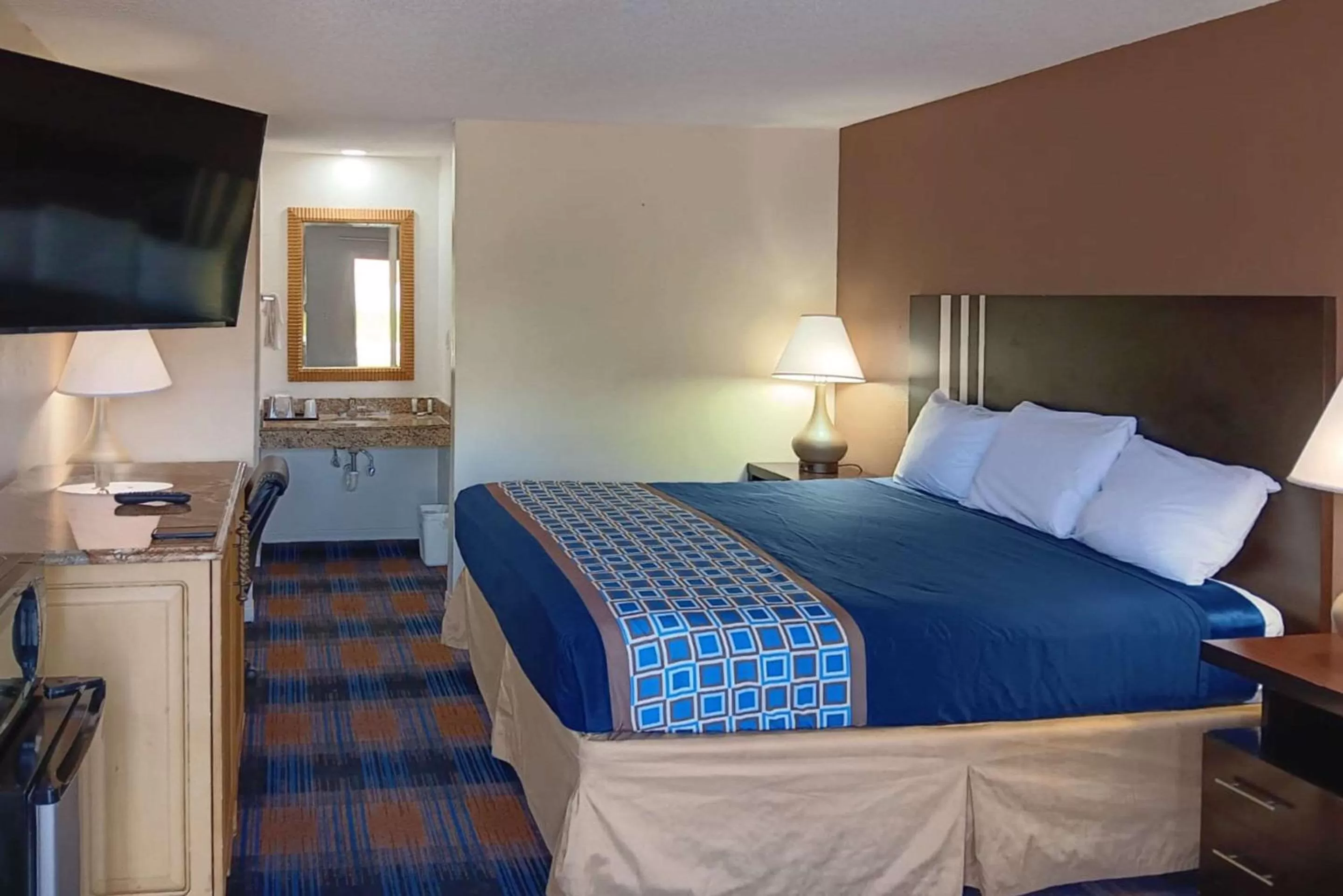 Bedroom, Bed in Rodeway Inn Lake City I-75