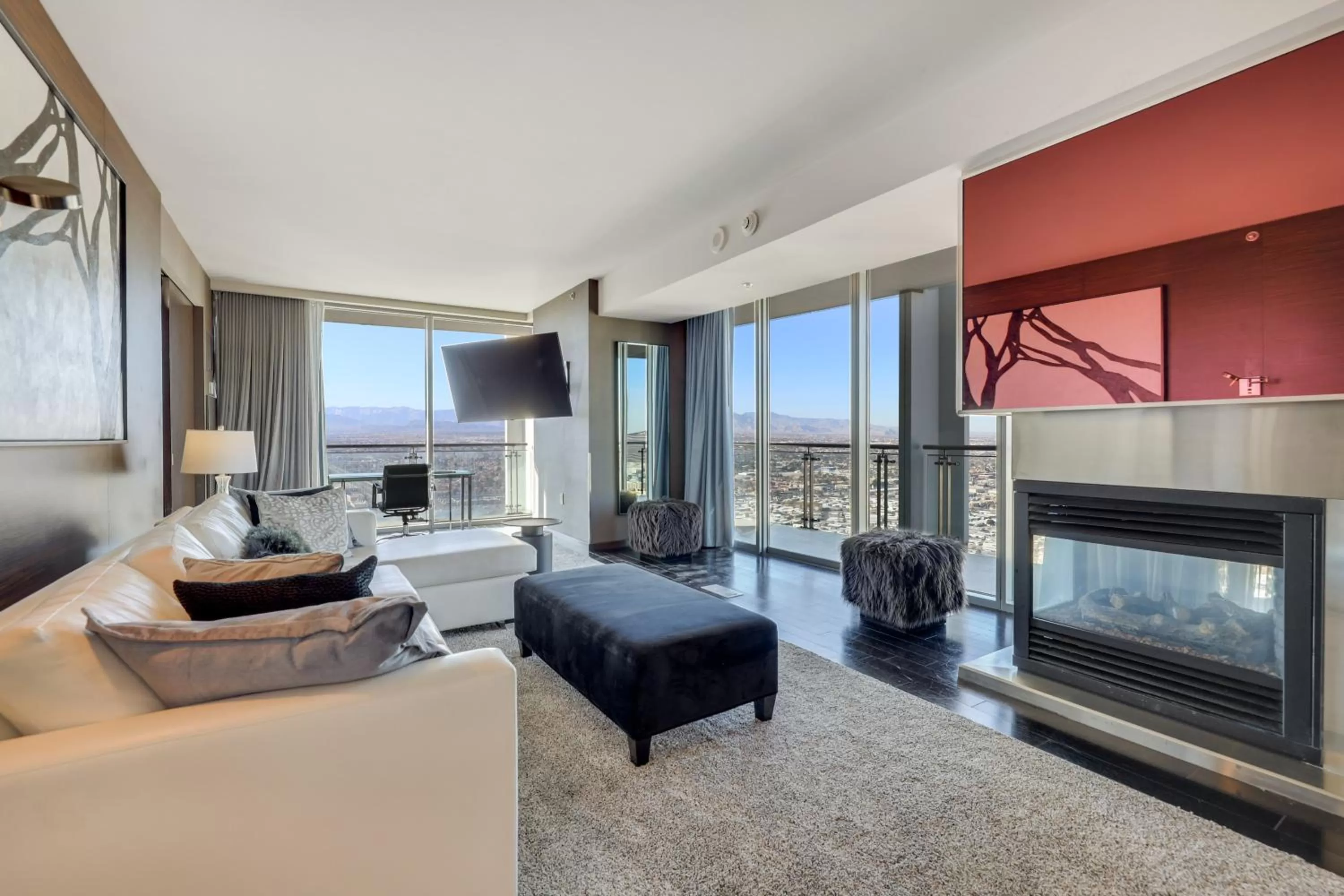 TV and multimedia in Vegas Palms HIGH 52nd fl. 1BDR corner penthouse 1220sqft